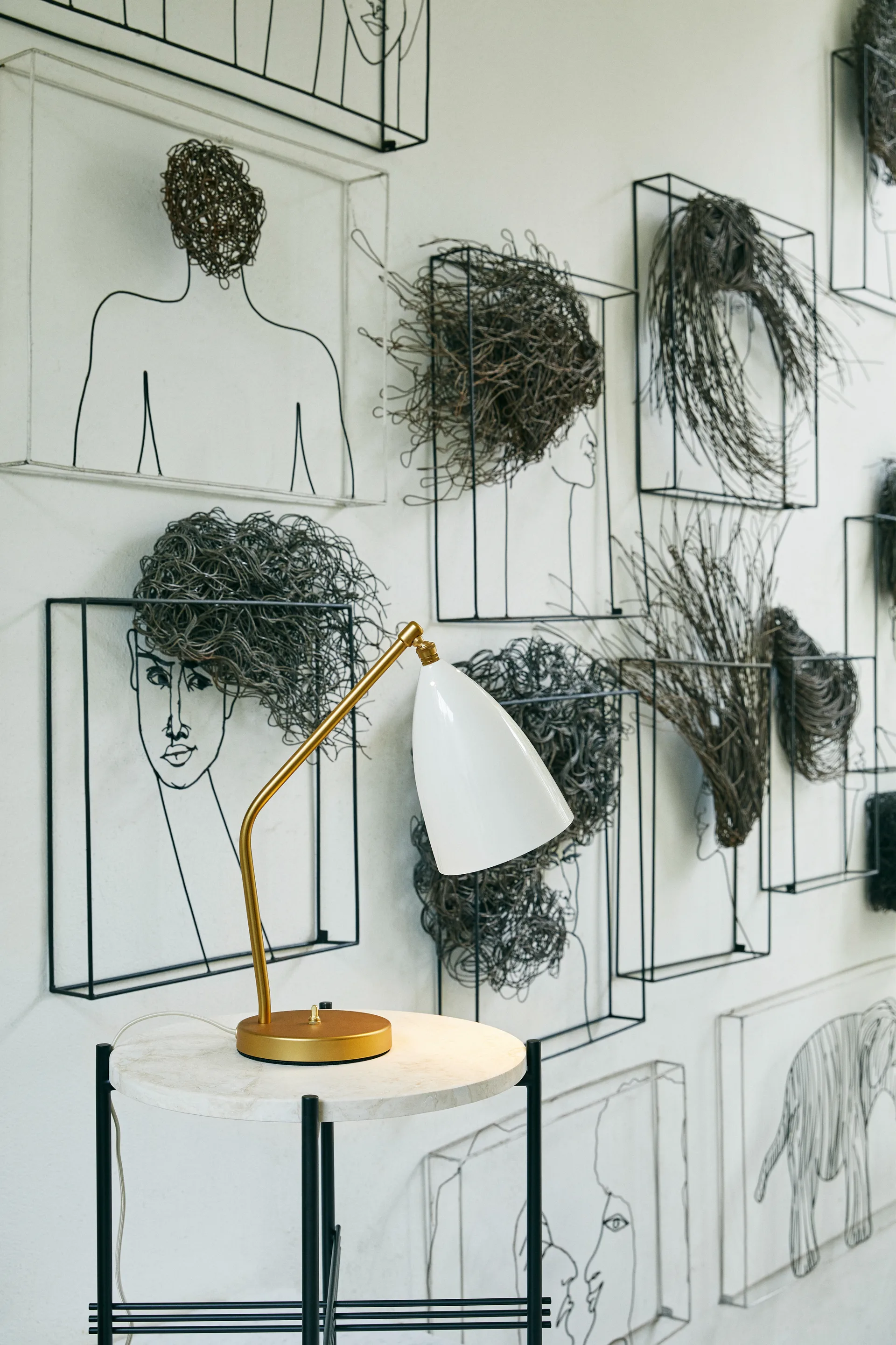 Gresshoppe bordlampe blank, Alabaster white-brass GUBI