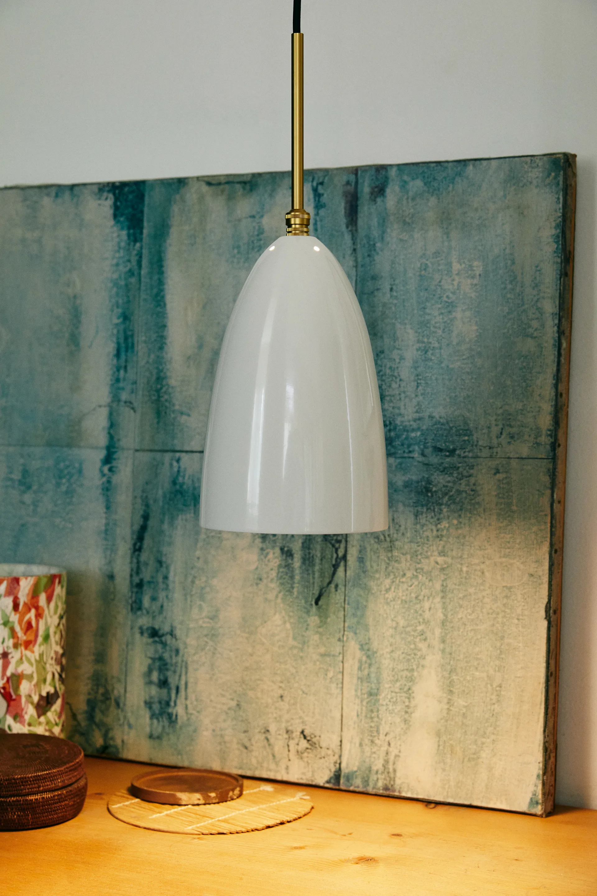 Gresshoppe taklampe blank, Alabaster white-brass GUBI