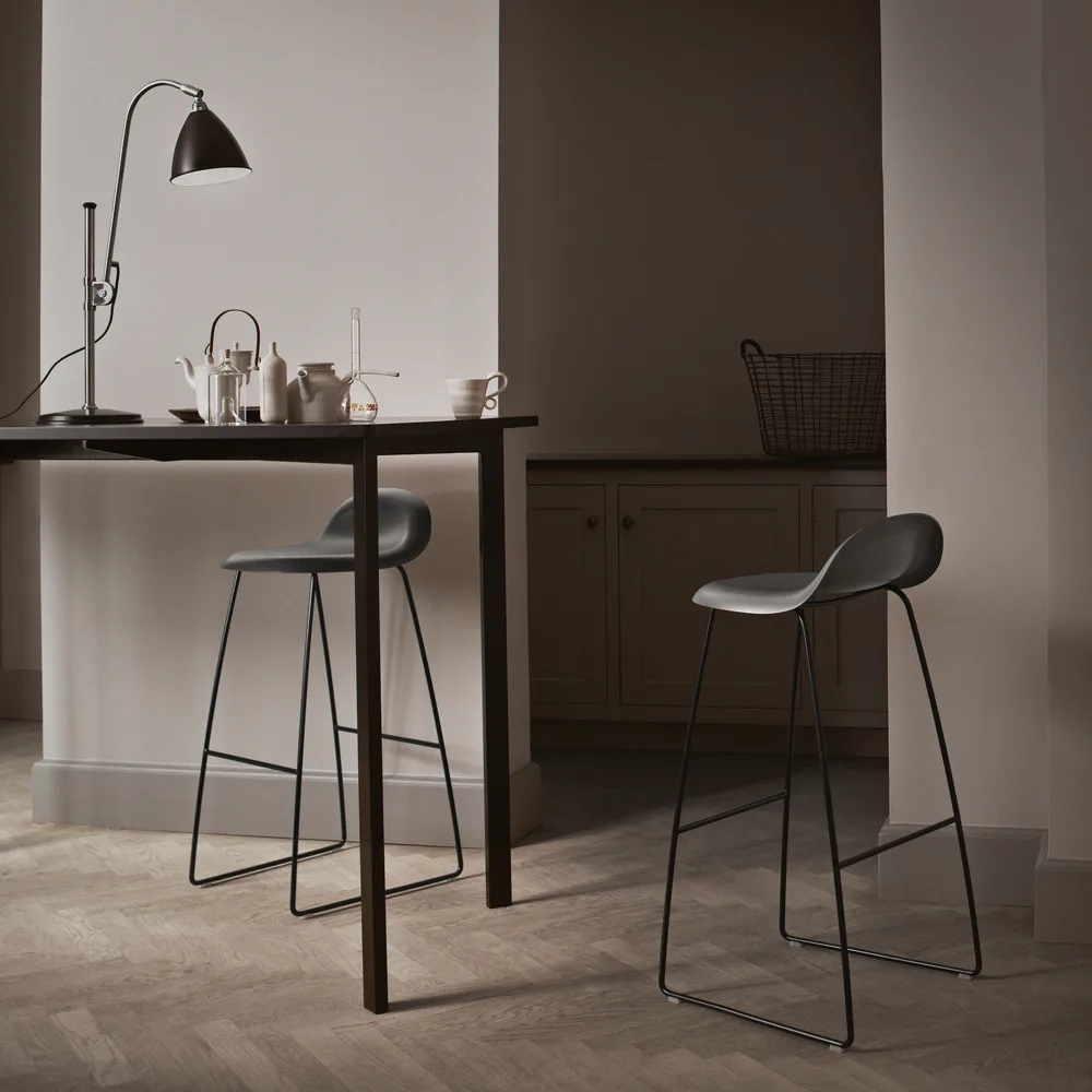 Gubi 3D barstol lav, black, forkrommede stålmeier GUBI