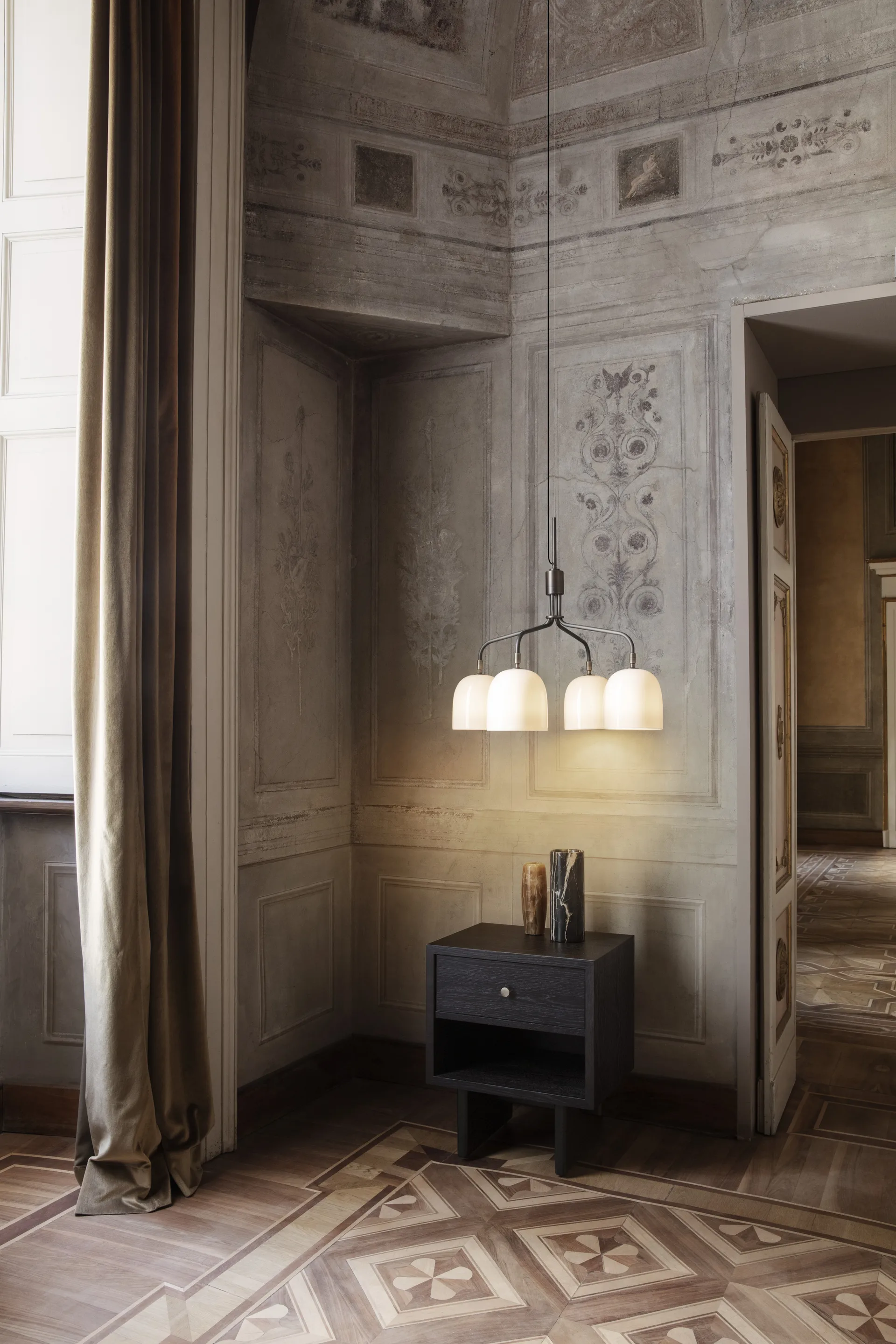 Howard takkrone 4 korte armer, Bone china GUBI