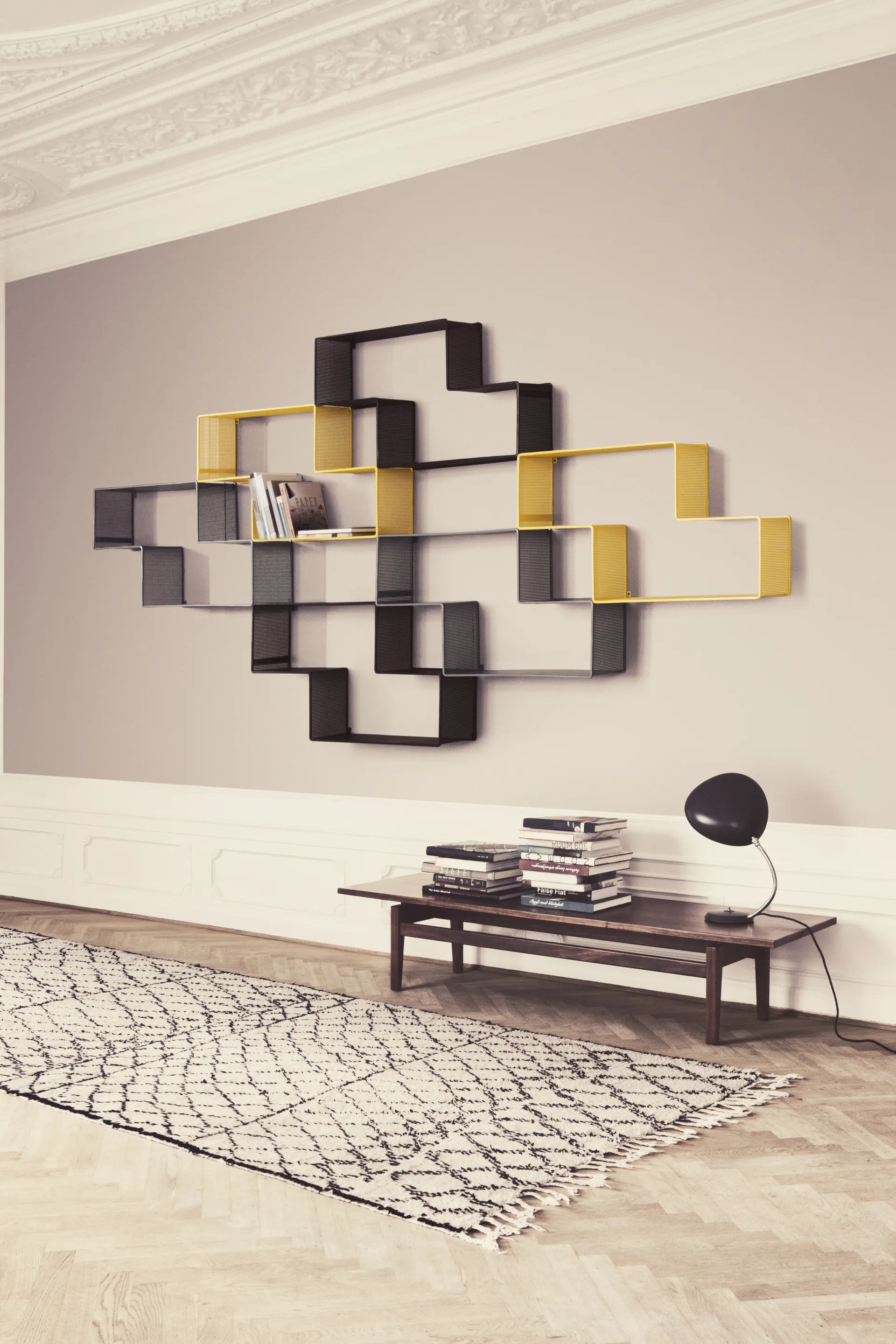 Matégot Dedal bokhylle, Cream White Semi Matt GUBI