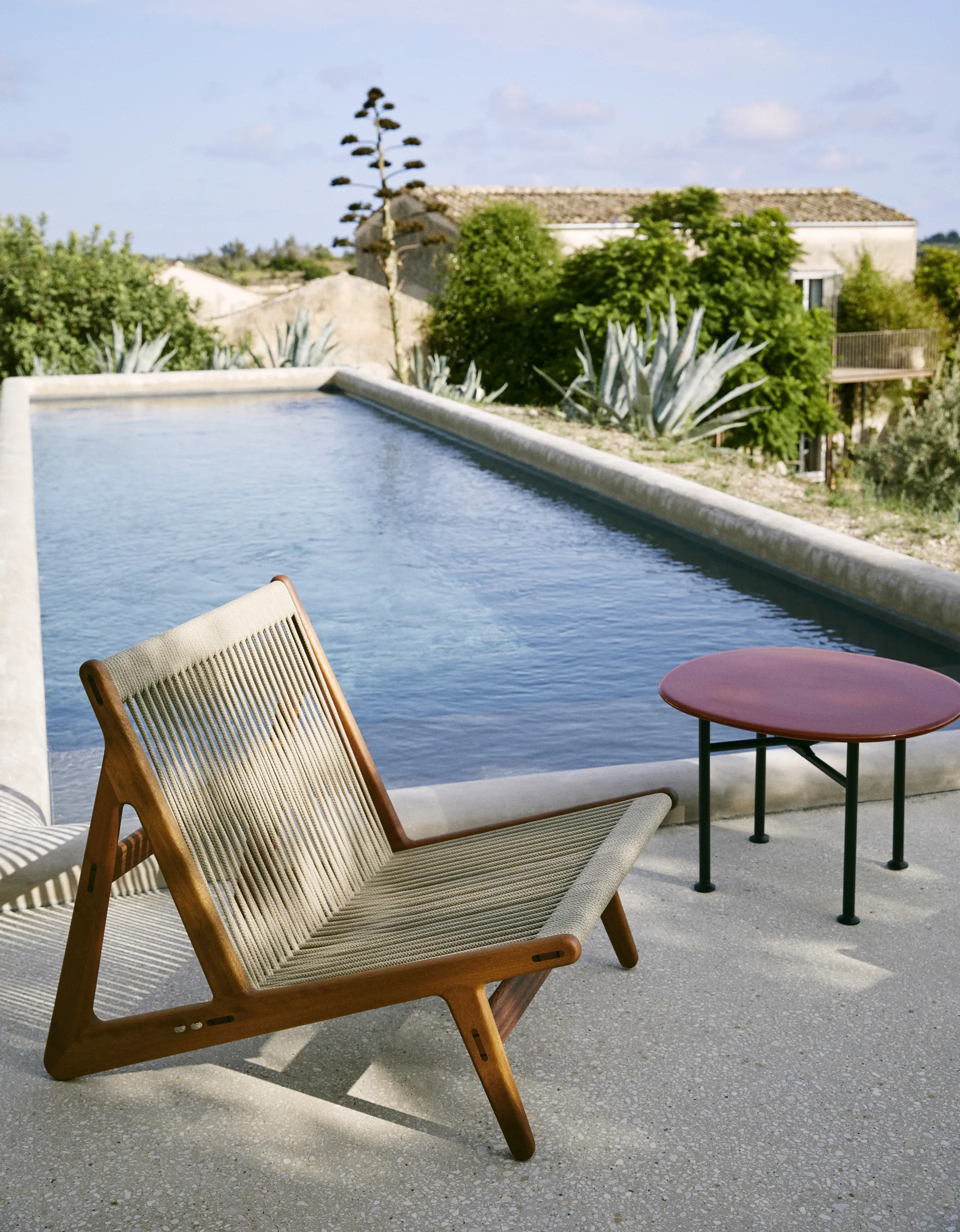 MR01 Initial outdoor lounge chair, Oljet irokotre GUBI