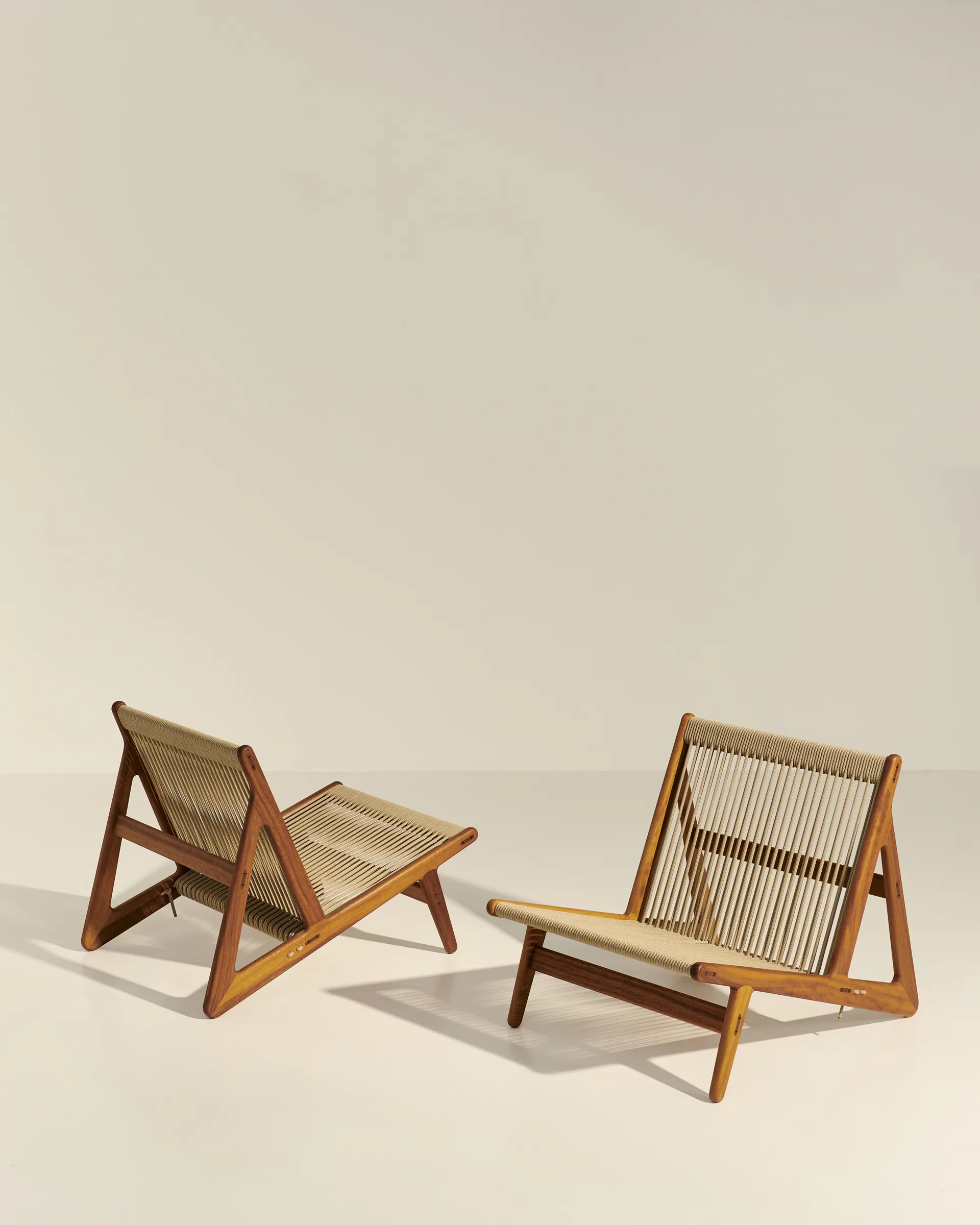 MR01 Initial outdoor lounge chair, Oljet irokotre GUBI