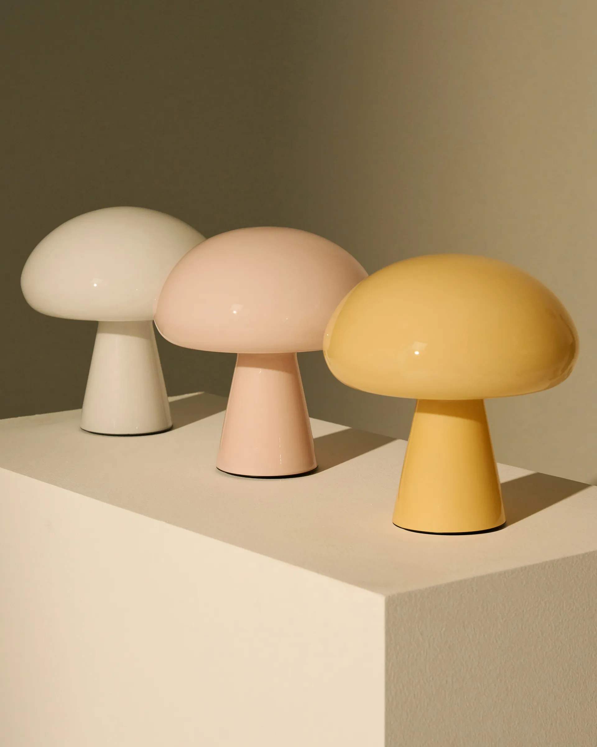 Obello bordlampe, Pearl white GUBI