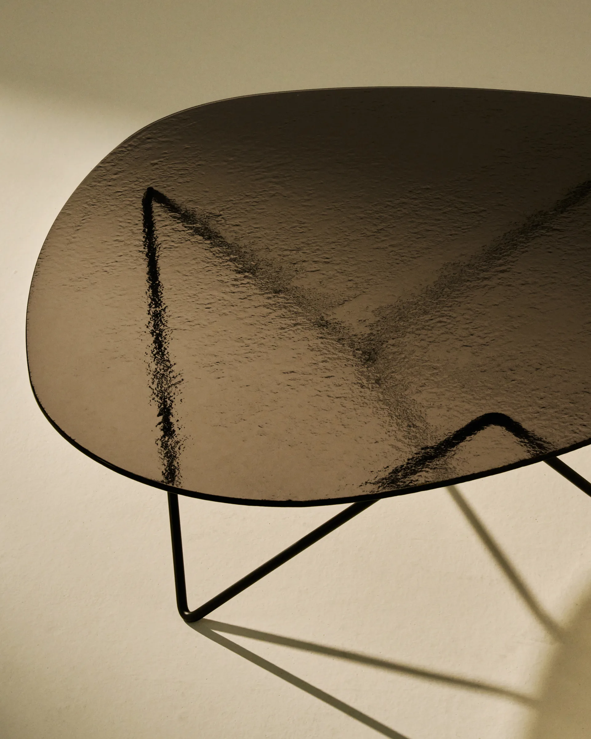 Pedrera salongbord, Svart semimatt-strukturglass bronse GUBI