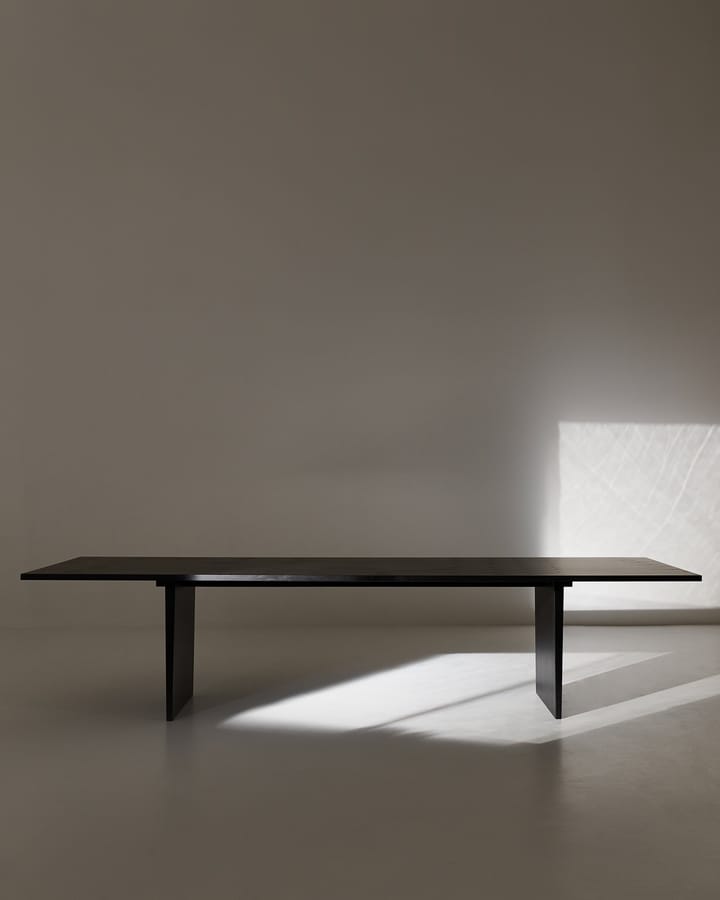 Private spisebord 100 x 260 cm - Brun og svartbeiset eik - GUBI