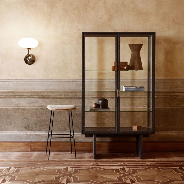 Private vitrineskap, glass, lysbeiset eik GUBI