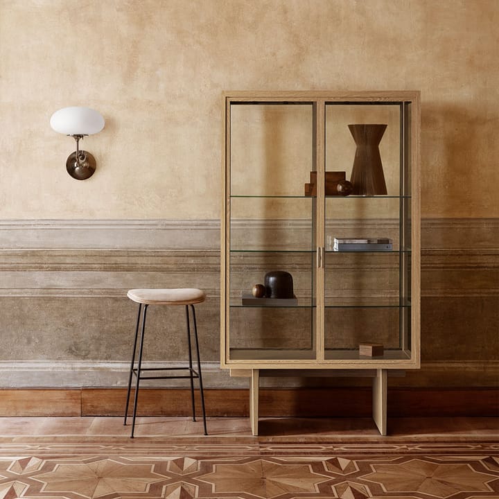 Private vitrineskap, glass, lysbeiset eik GUBI