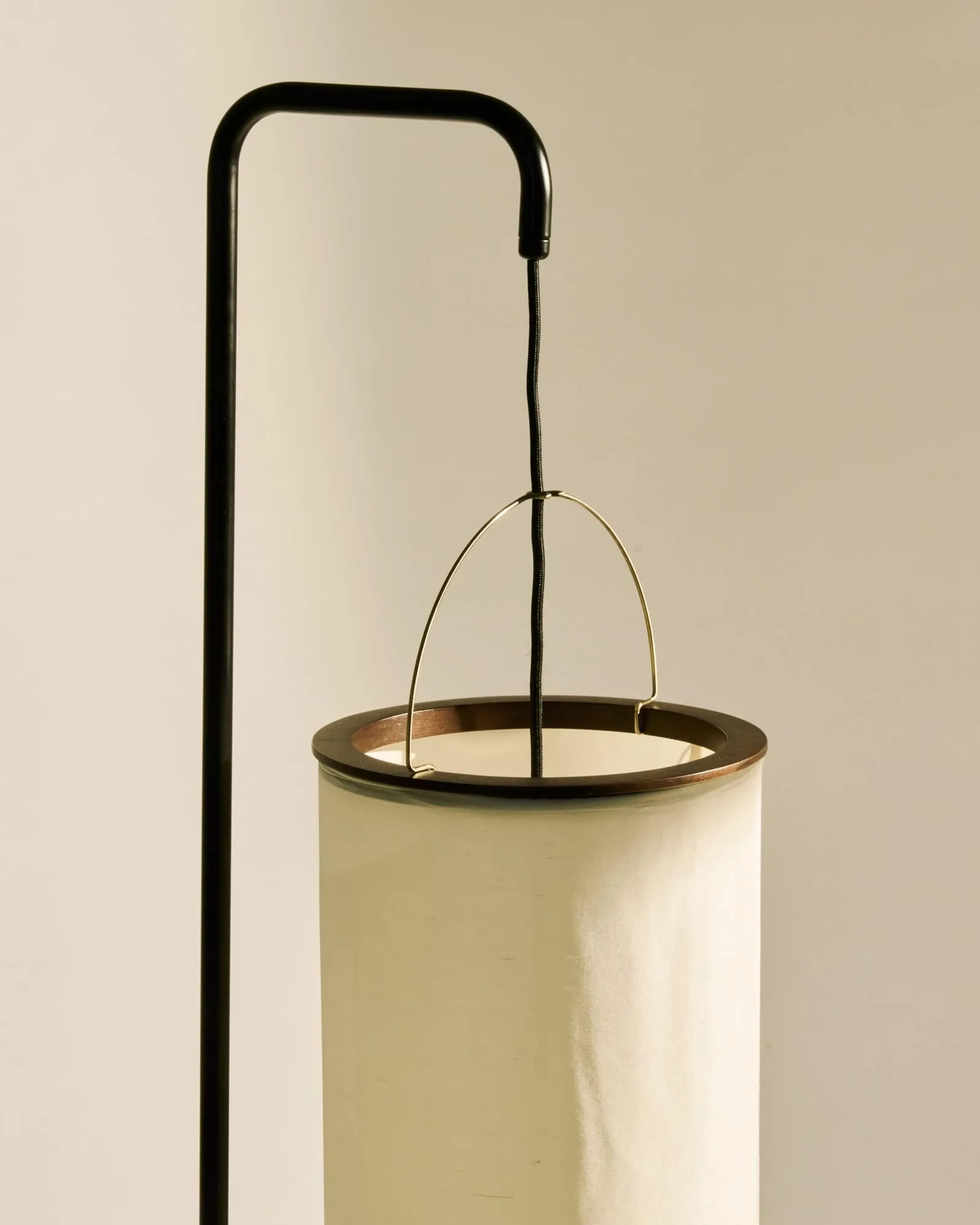 Silk Lantern gulvlampe, Natural white silk-semi matt svart, 163 cm GUBI