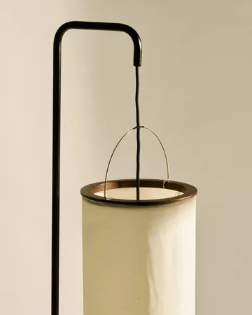 Silk Lantern gulvlampe - Natural white silk-semi matt svart, 163 cm - GUBI