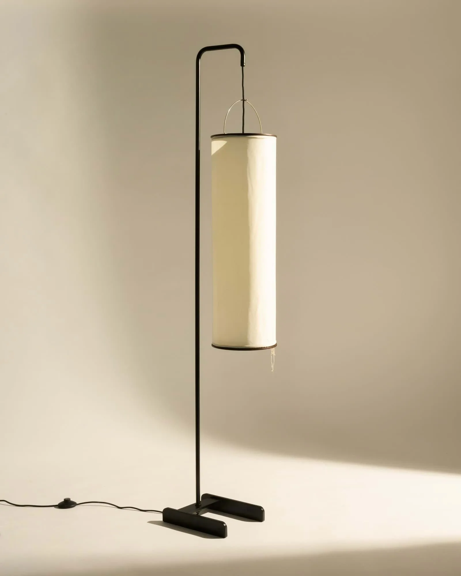 Silk Lantern gulvlampe, Natural white silk-semi matt svart, 163 cm GUBI