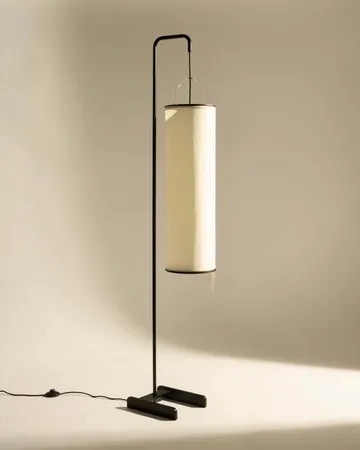 Silk Lantern gulvlampe - Natural white silk-semi matt svart, 163 cm - GUBI