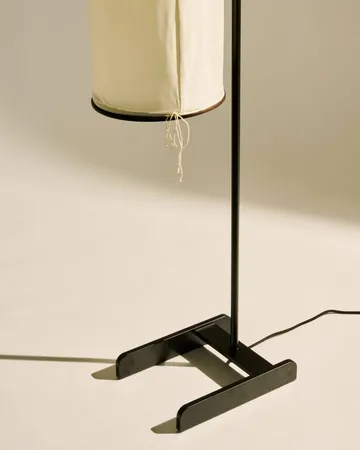 Silk Lantern gulvlampe - Natural white silk-semi matt svart, 163 cm - GUBI