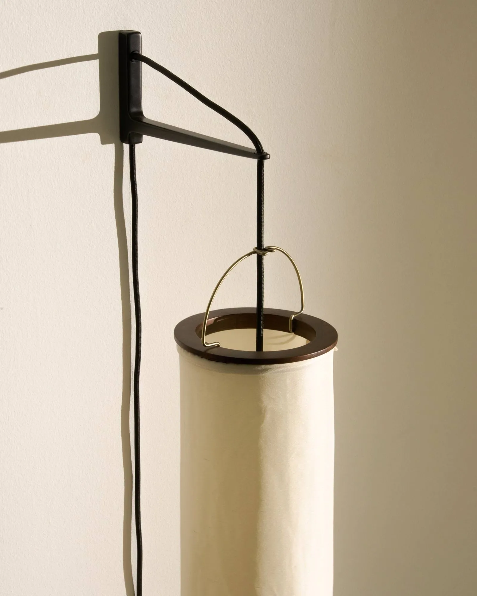 Silk Lantern vegglampe, Natural white silk-semi matt svart GUBI