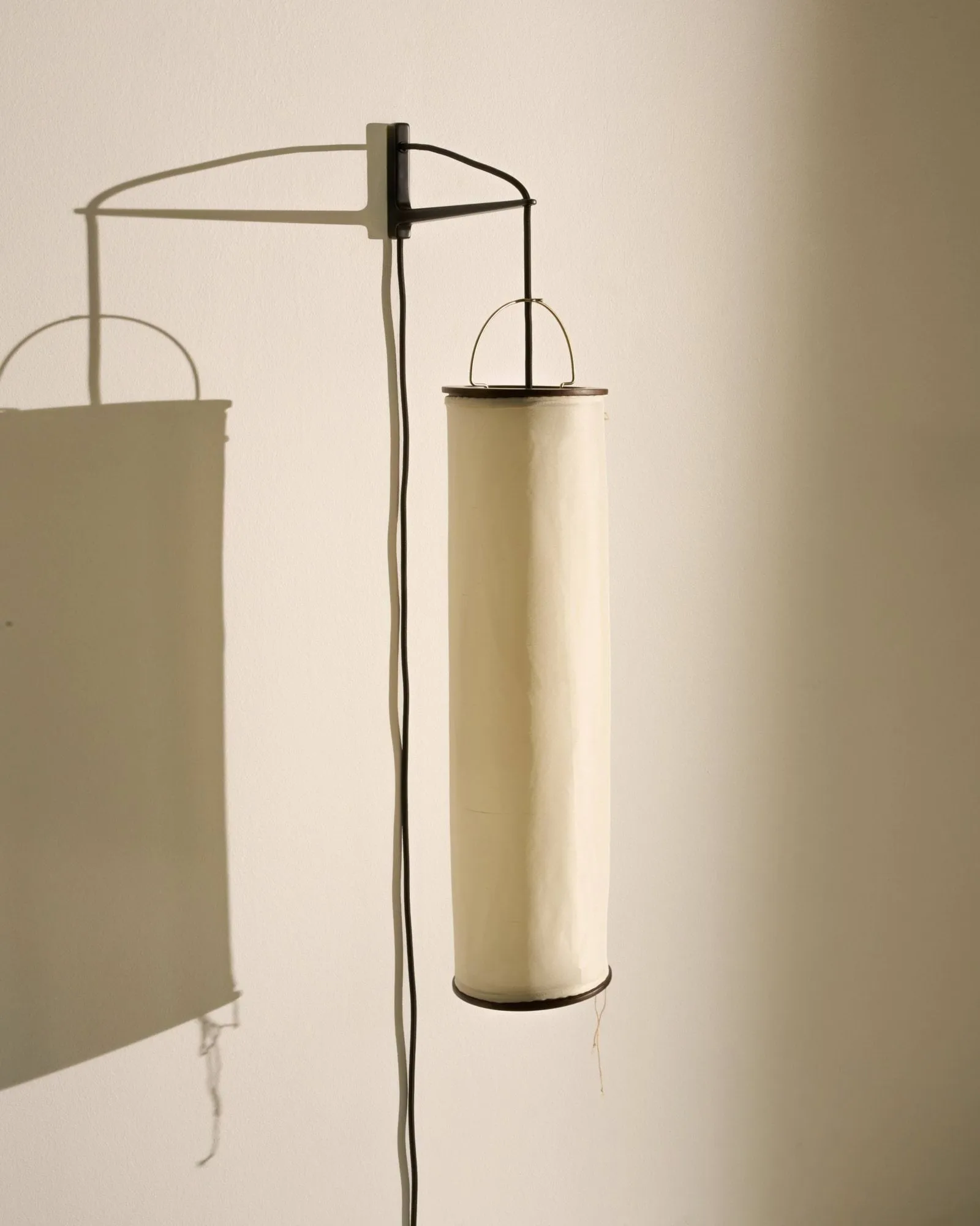 Silk Lantern vegglampe, Natural white silk-semi matt svart GUBI