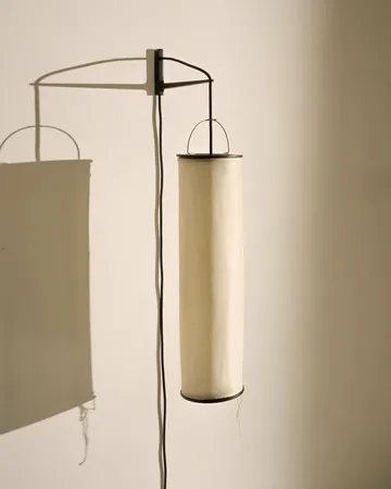 Silk Lantern vegglampe - Natural white silk-semi matt svart - GUBI