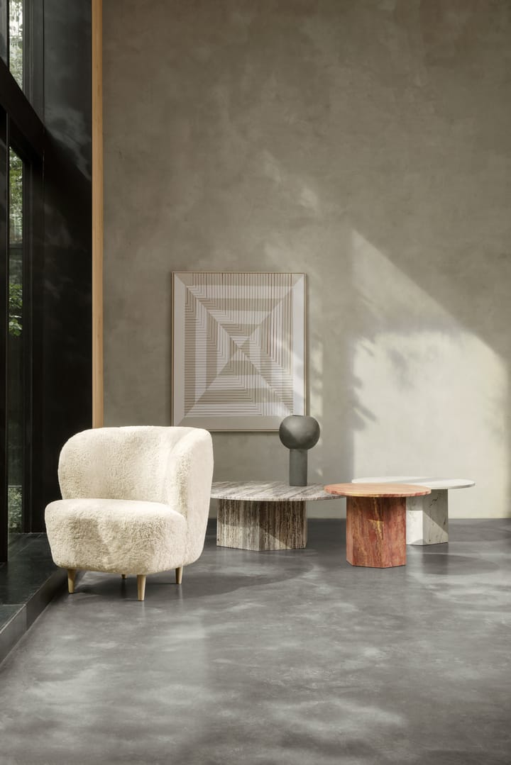 Stay Small loungestol, Saueskinn Moonlight-lakkert eik GUBI