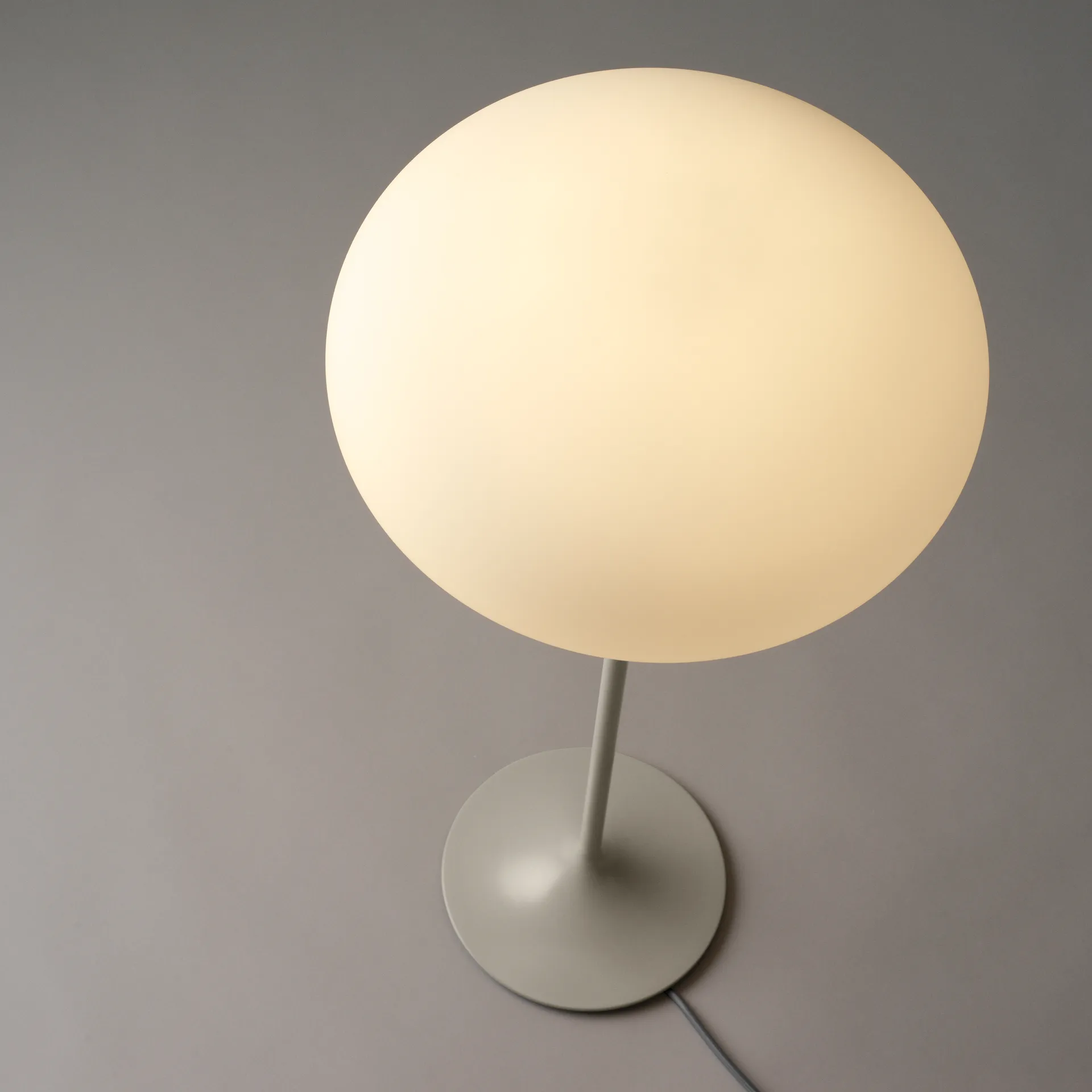 Stemlite bordlampe 70 cm, Pebble Grey GUBI