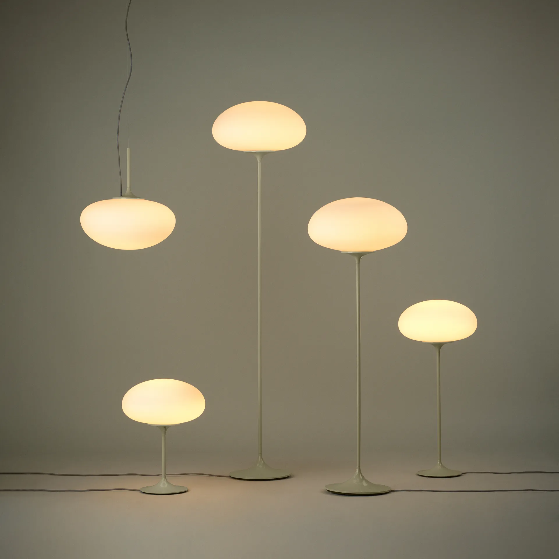 Stemlite bordlampe 70 cm, Pebble Grey GUBI
