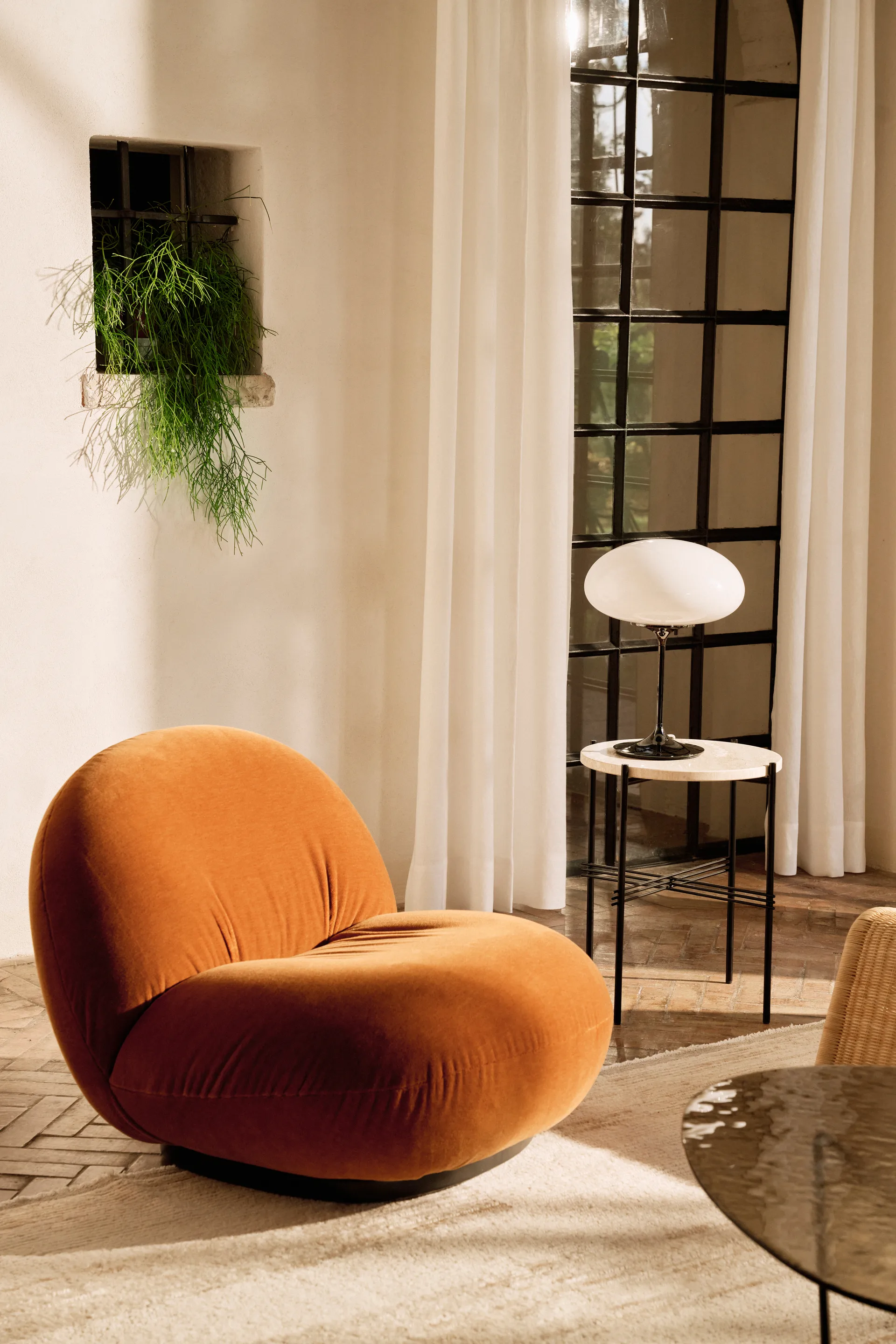 Stemlite bordlampe, Black chrome-opalglass, 42 cm GUBI