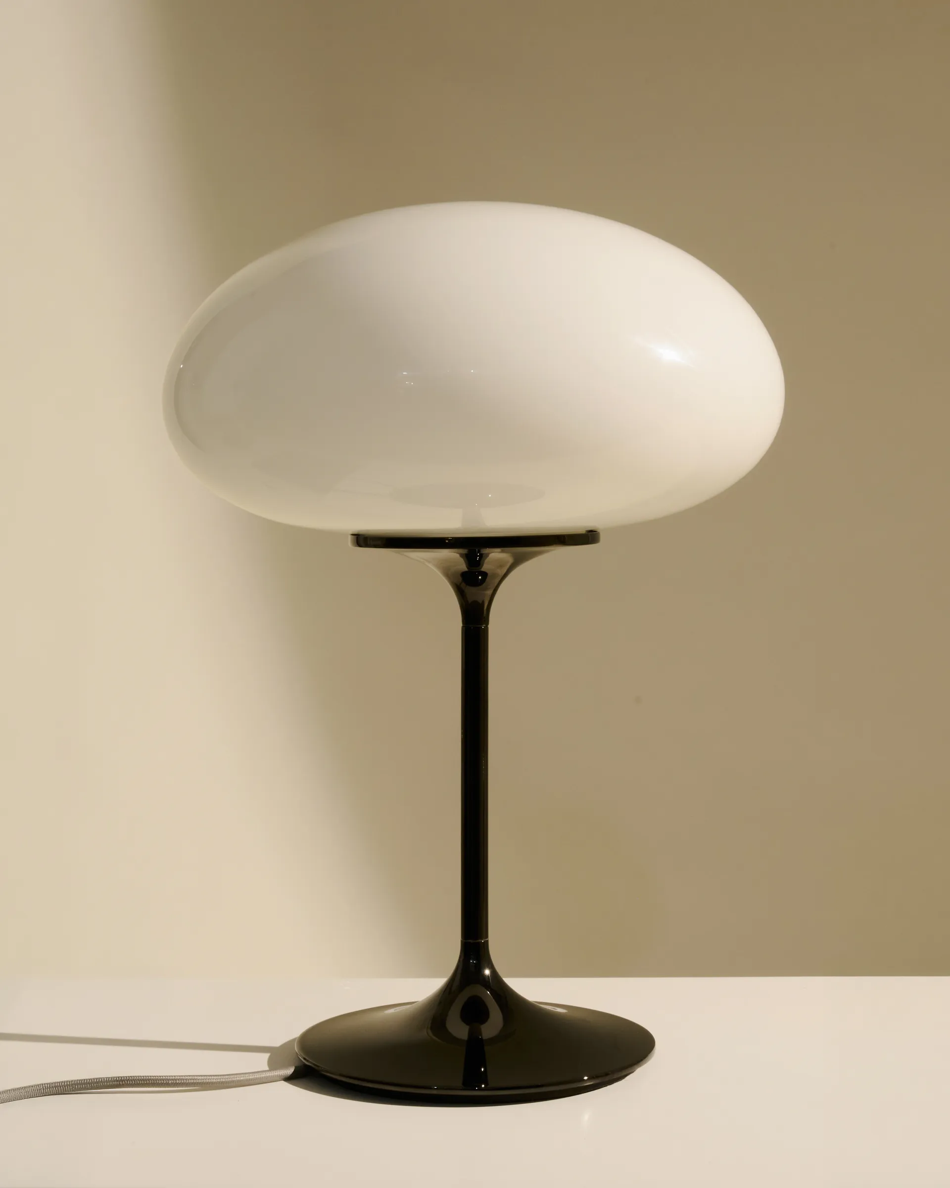 Stemlite bordlampe, Black chrome-opalglass, 42 cm GUBI