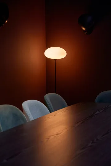 Stemlite gulvlampe - Black chrome-opalglass, 110 cm - GUBI