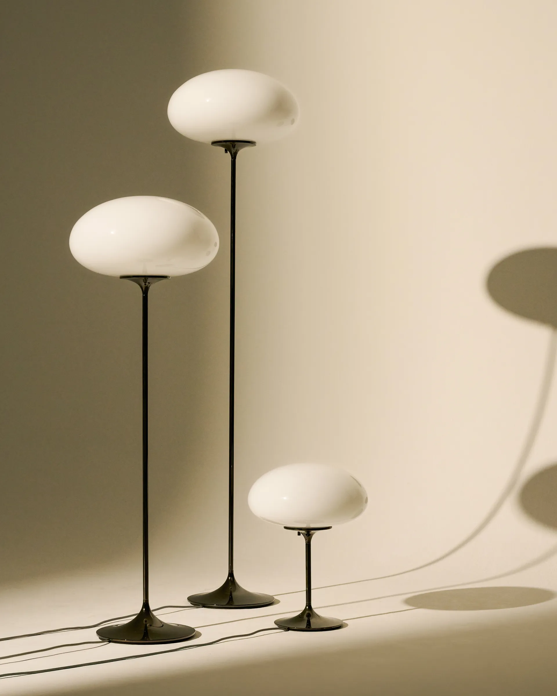 Stemlite gulvlampe, Pebble grey-opalglass, 110 cm GUBI