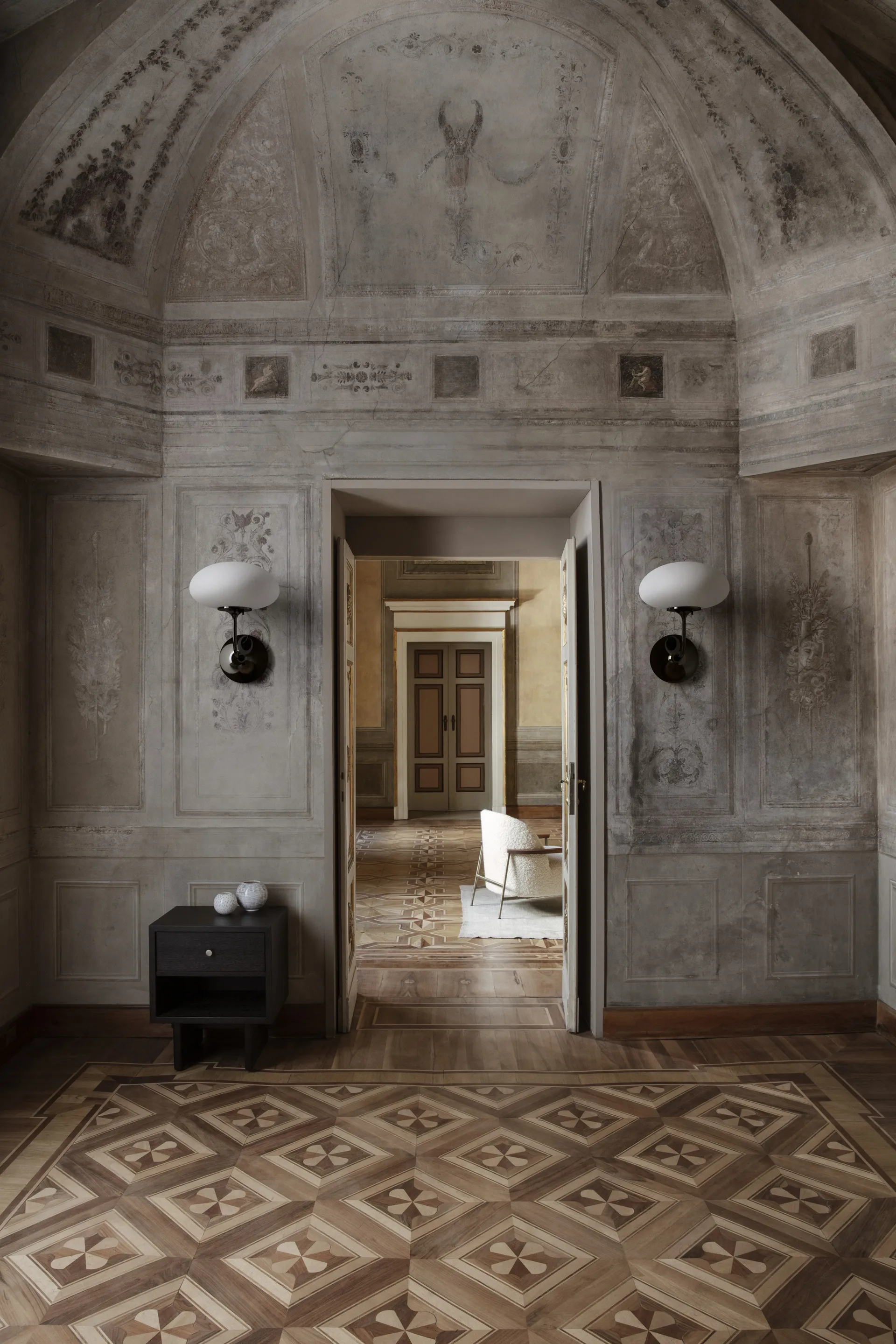 Stemlite vegglampe, Sort krom-frostat glass GUBI