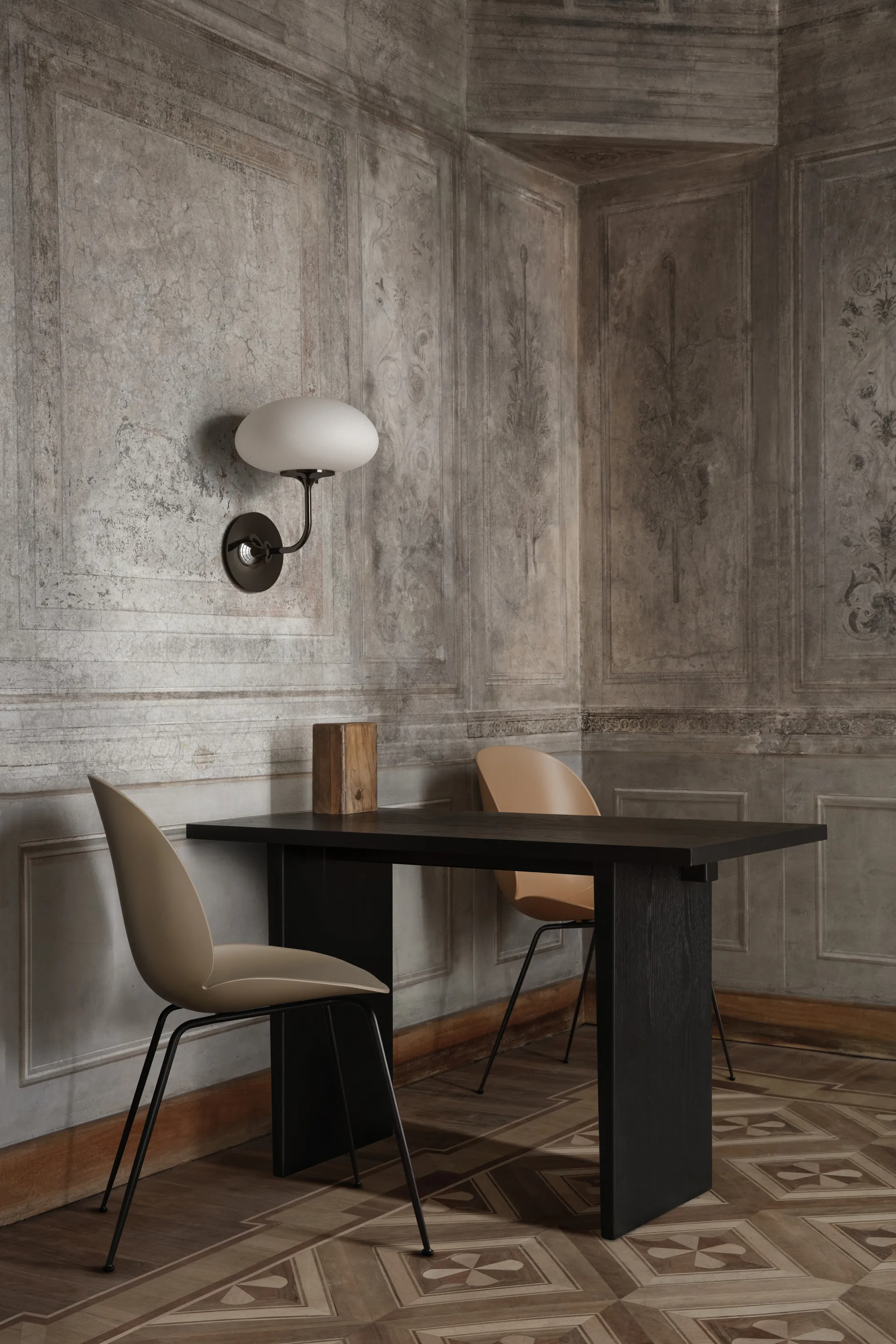 Stemlite vegglampe, Sort krom-frostat glass GUBI