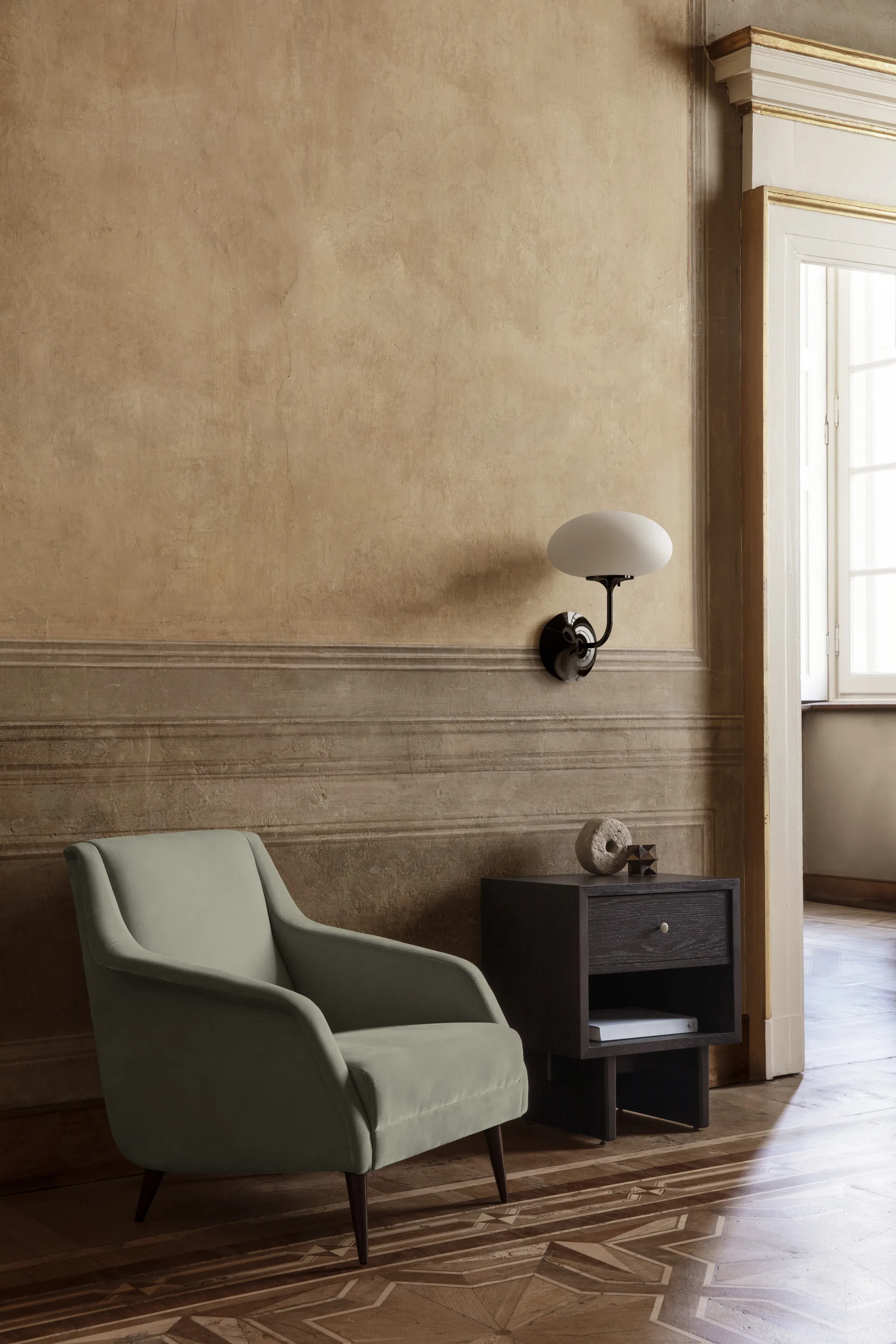 Stemlite vegglampe, Sort krom-frostat glass GUBI