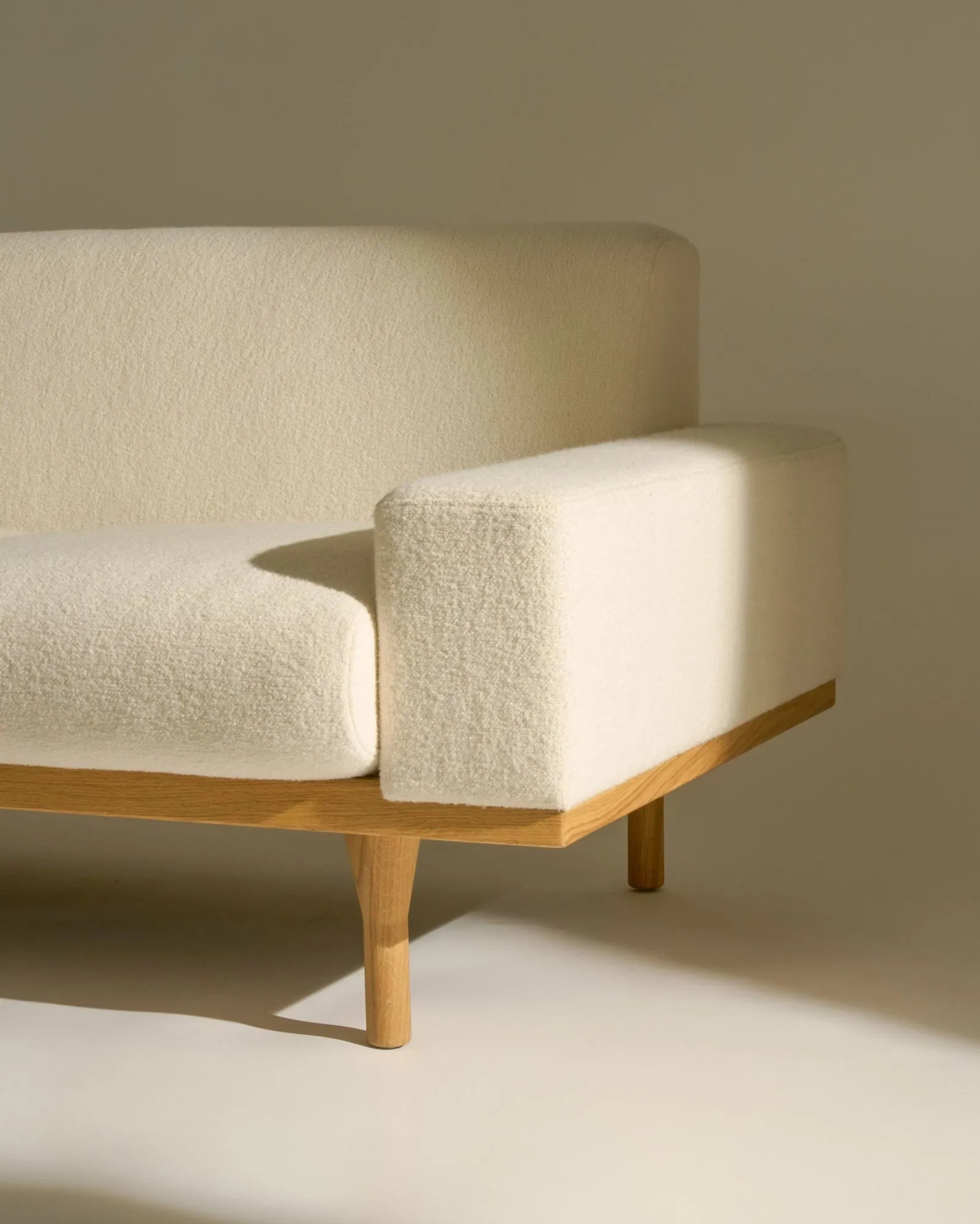 SW50 sofa, Harp 24 Ivory-oljet eik, 4-seter GUBI