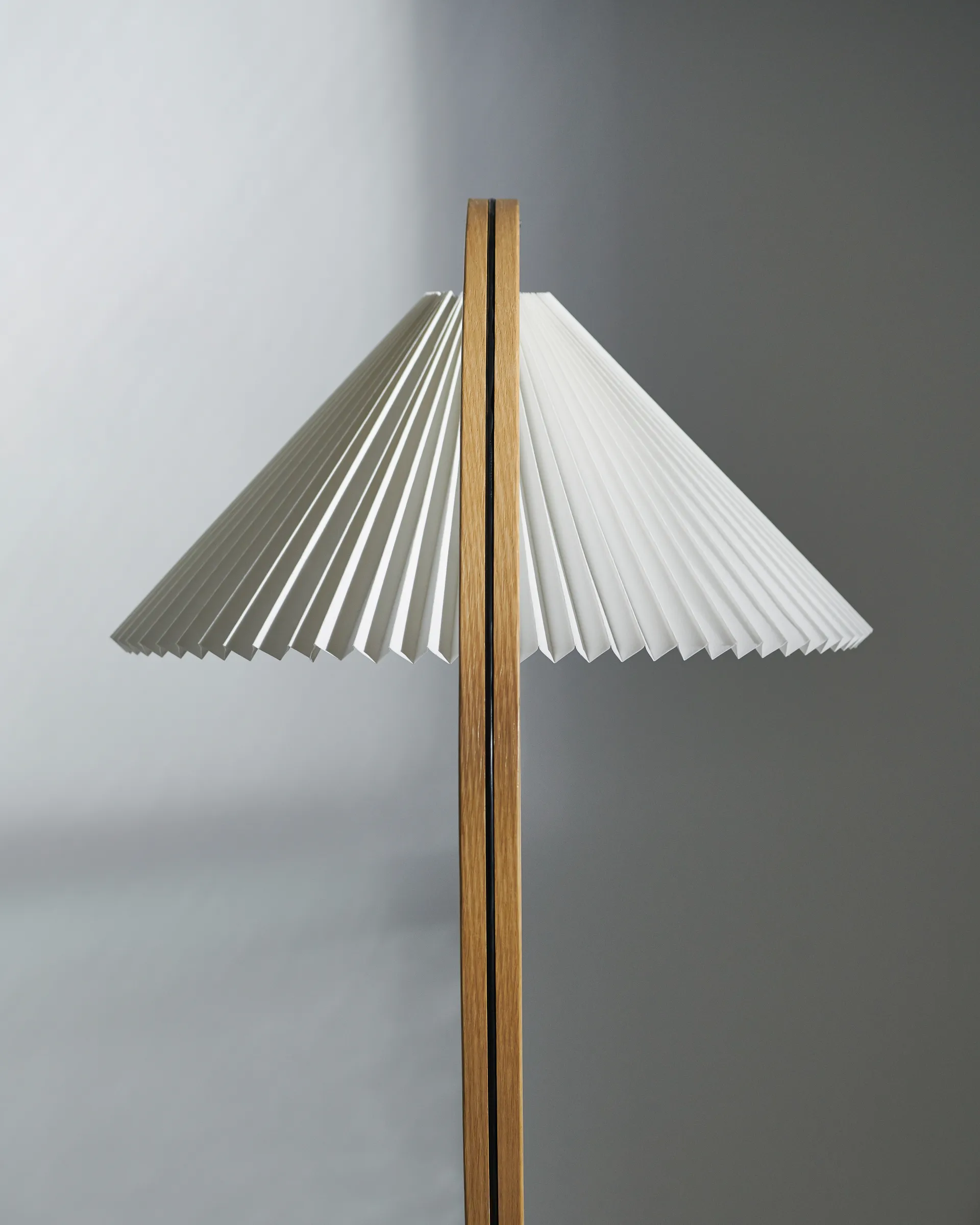 Timberline gulvlampe, Oak-birch-white GUBI