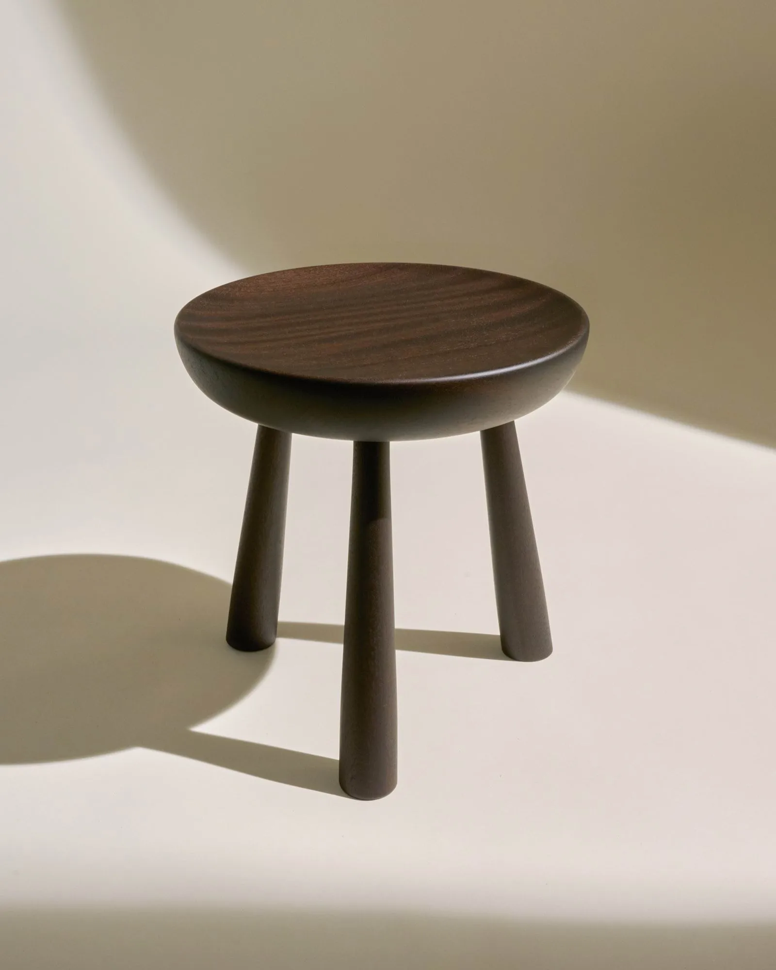 Totto pall, Dark stained lacquered sapelli, Ø31x32,6 cm GUBI