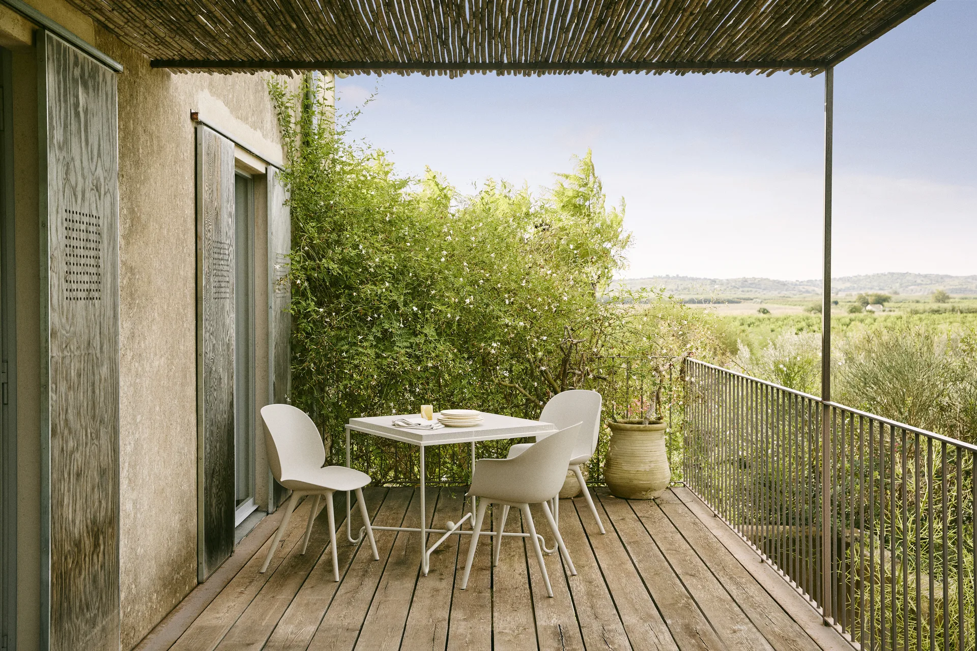 Tropique bord 90 x 90 x 75 cm, Classic white semi matt GUBI