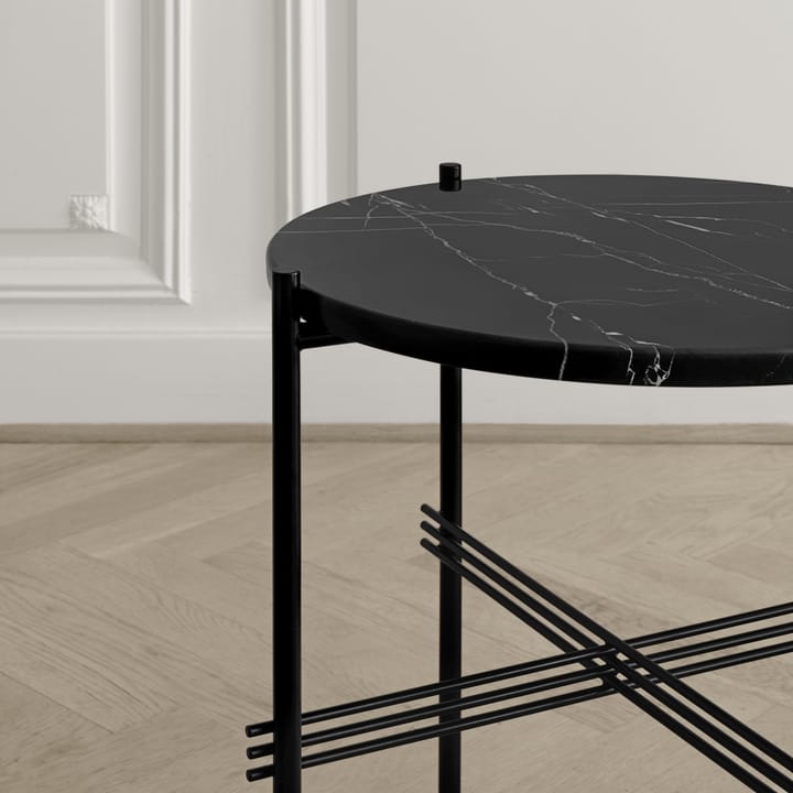 TS bord svarte bein Ø 40 cm, svart marmor GUBI