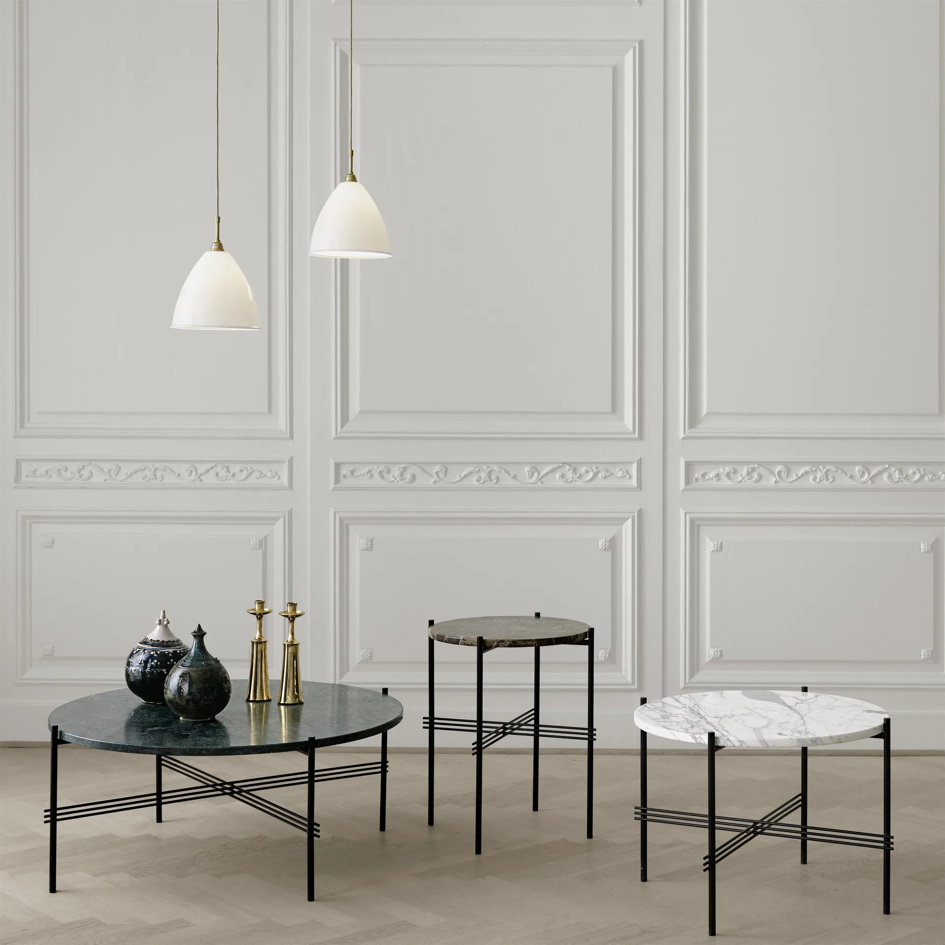 TS salongbord svarte bein Ø 55 cm, hvit marmor GUBI