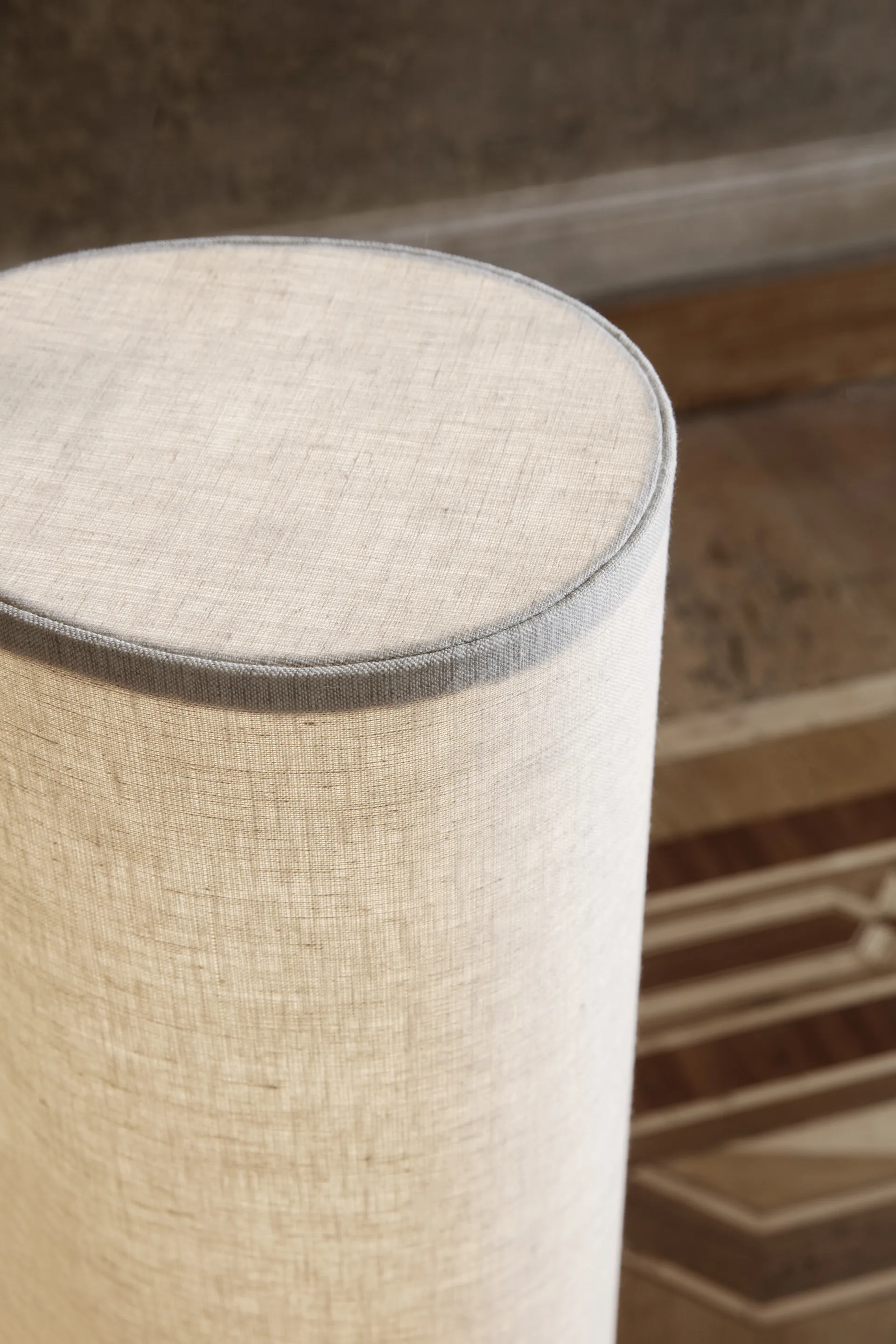 Unbound gulvlampe 120 cm, Canvase-grå marmor GUBI