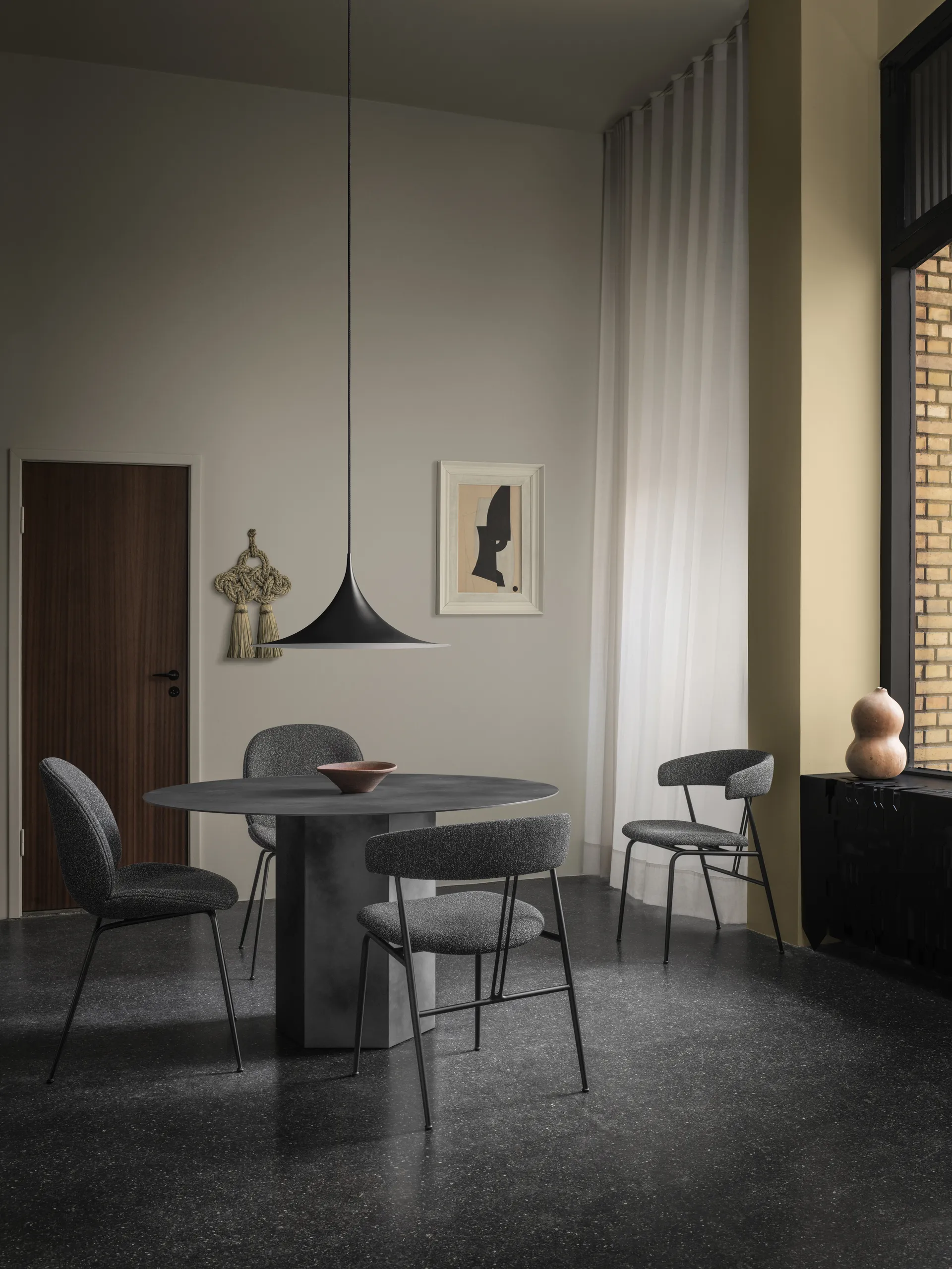 Violin stol, Around bouclé 023-black GUBI