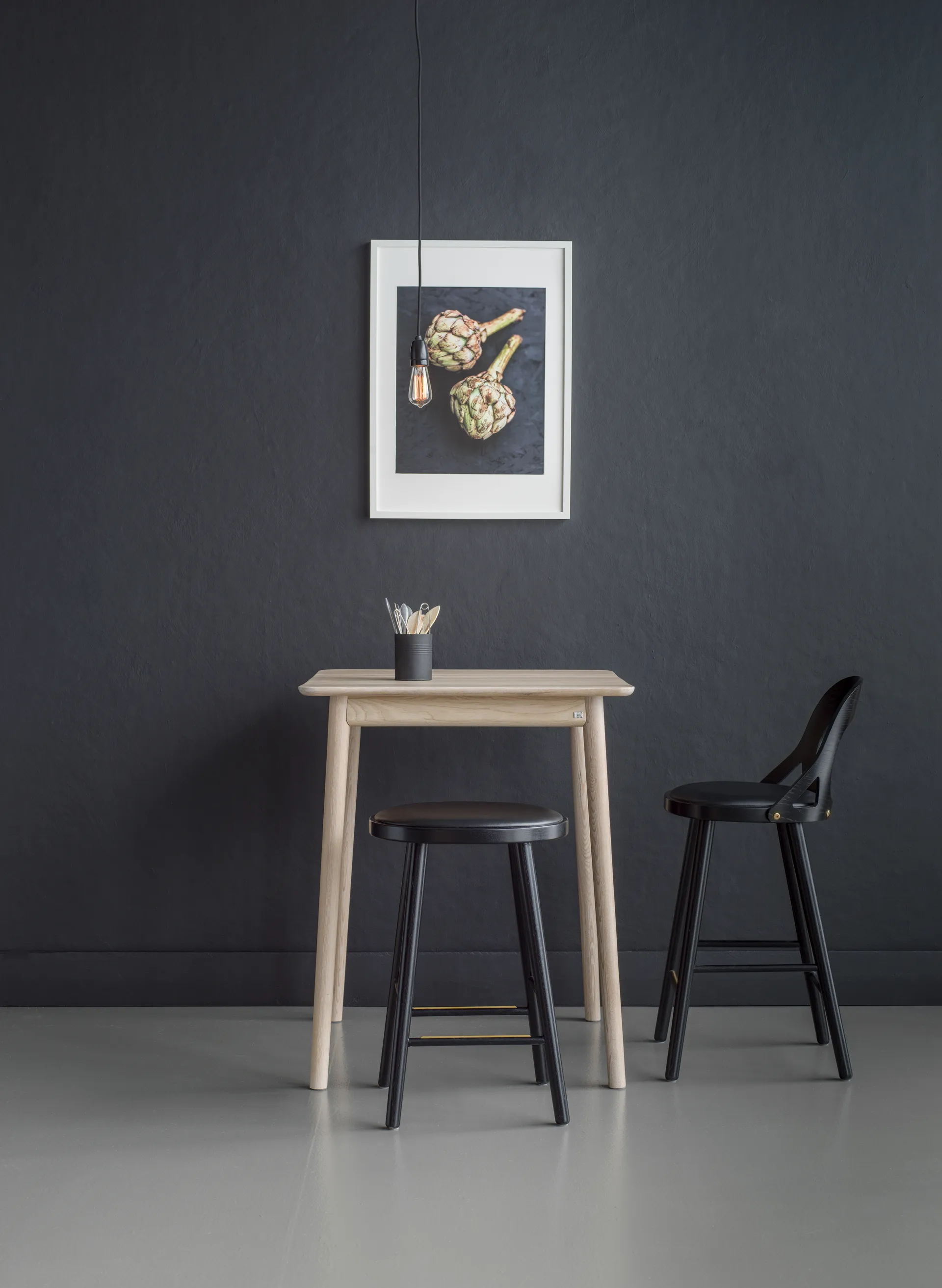 Colibri barstol 63 cm, Eik svart beis-svart pute Hans K