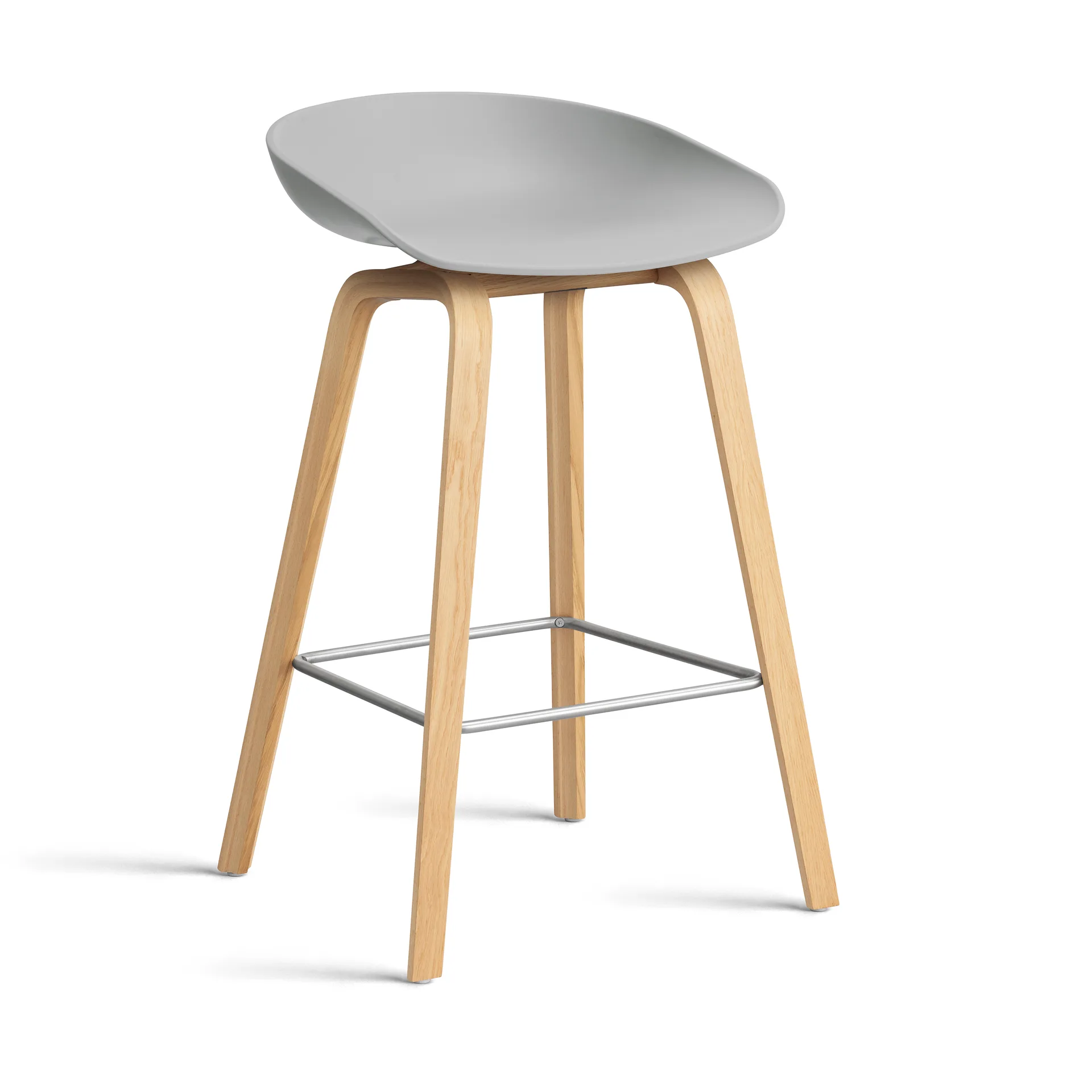 About a Stool 32 Low barstol lakkert eikeramme 2.0, Concrete grey-rostfritt stålfeste HAY