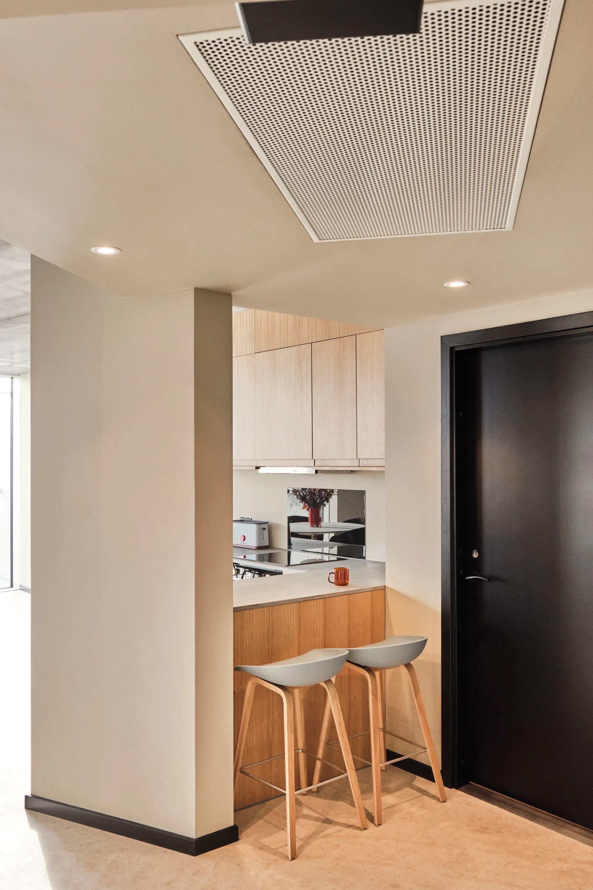 About a Stool 32 Low barstol lakkert eikeramme 2.0, Concrete grey-rostfritt stålfeste HAY