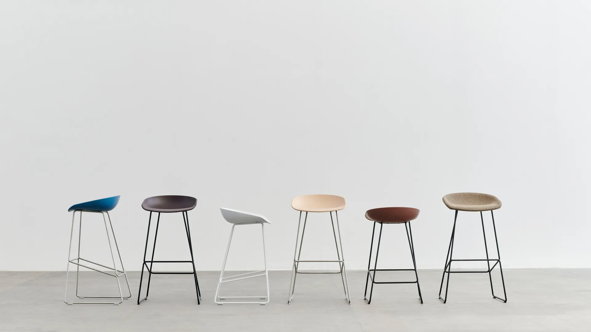 About a Stool 38 Low barstol 2.0, Soft brick-svart stål stativ HAY