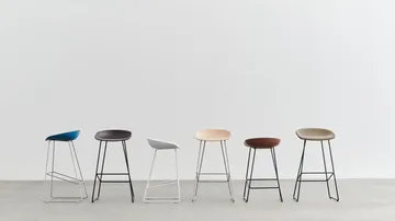 About a Stool 38 Low barstol 2.0 - Soft brick-svart stål stativ - HAY