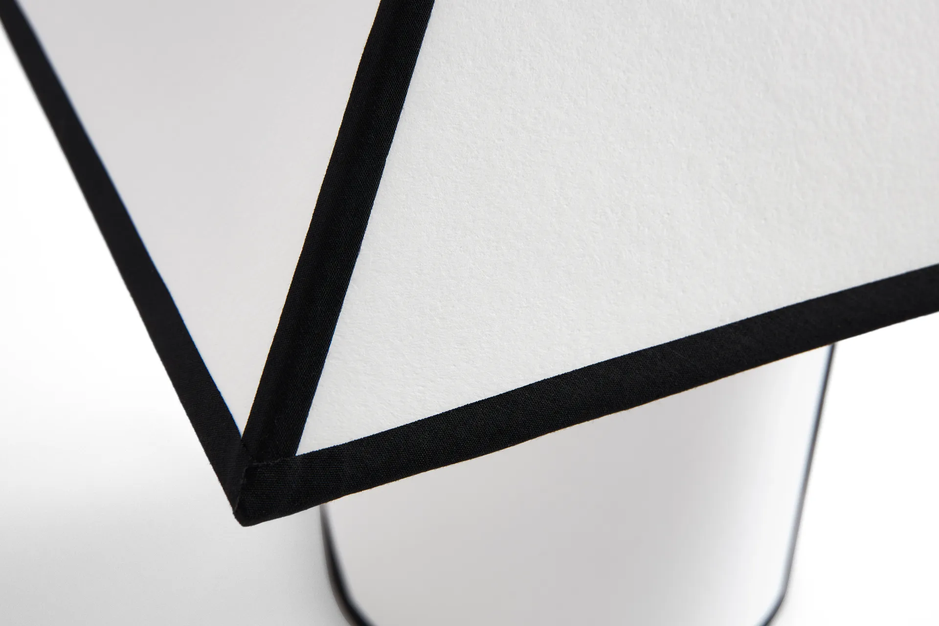 Ava pyramid bordlampe 29 cm, White HAY