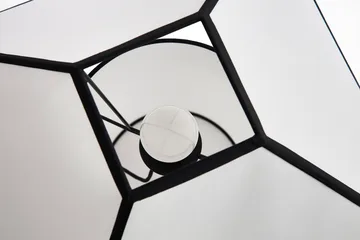 Ava pyramid bordlampe 45 cm - White - HAY