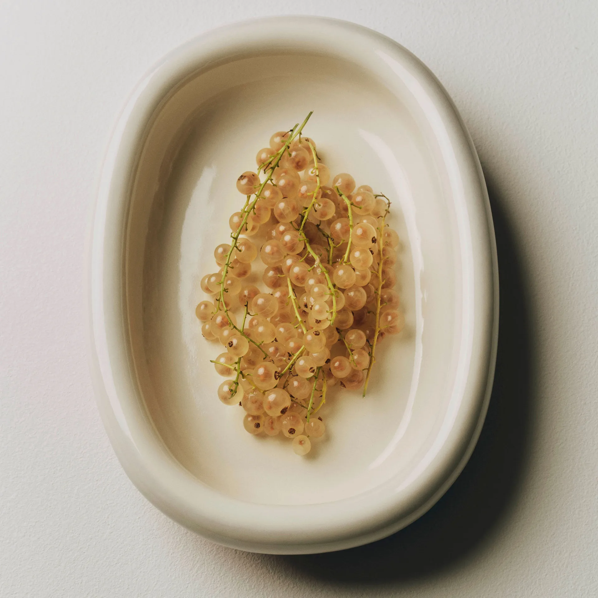 Barro ovalt serveringsfat, Off-white, small 20x27,5 cm HAY