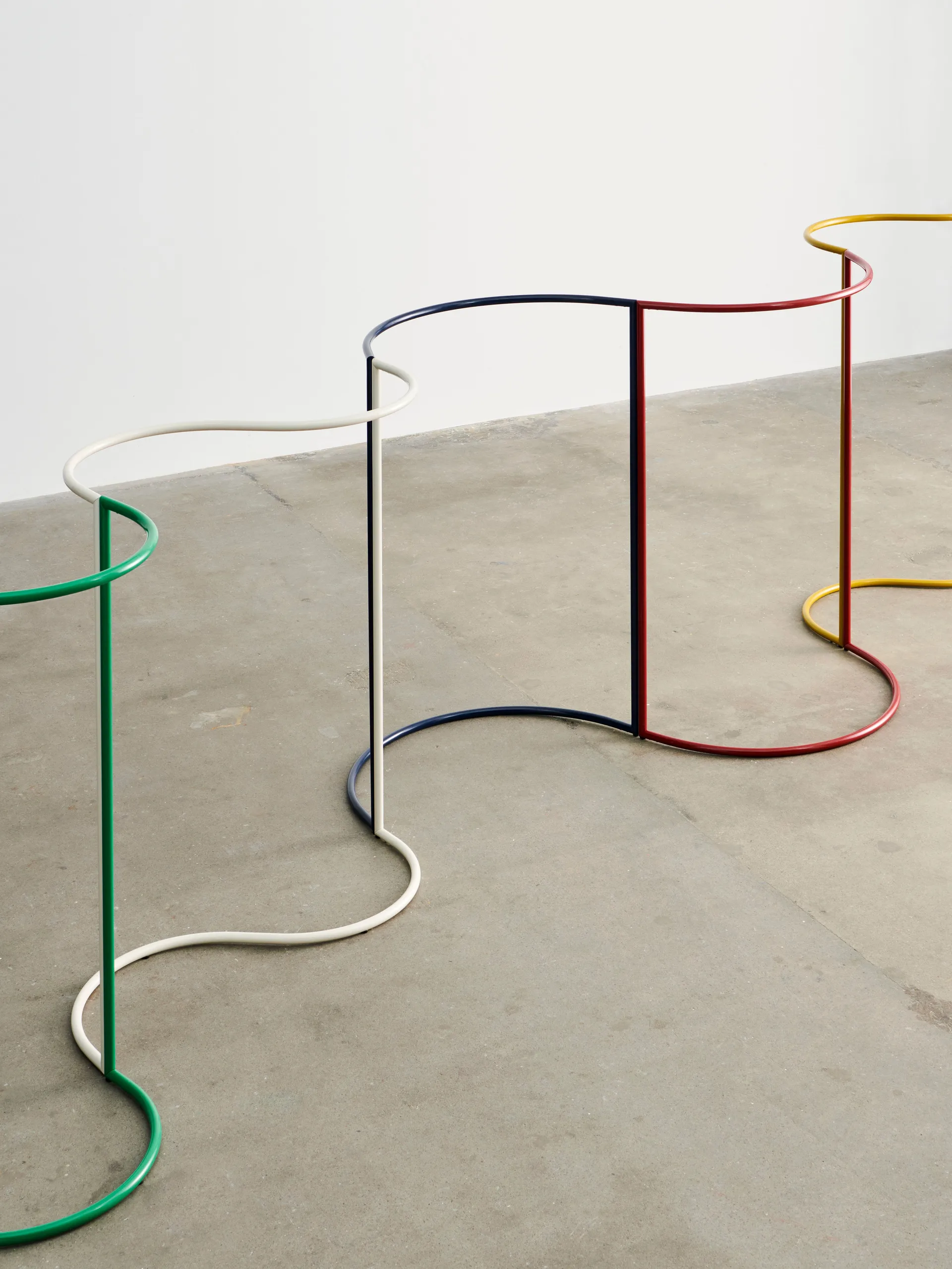 Colour Rack s-shape klesstativ 144,2x150 cm, Eggshell HAY