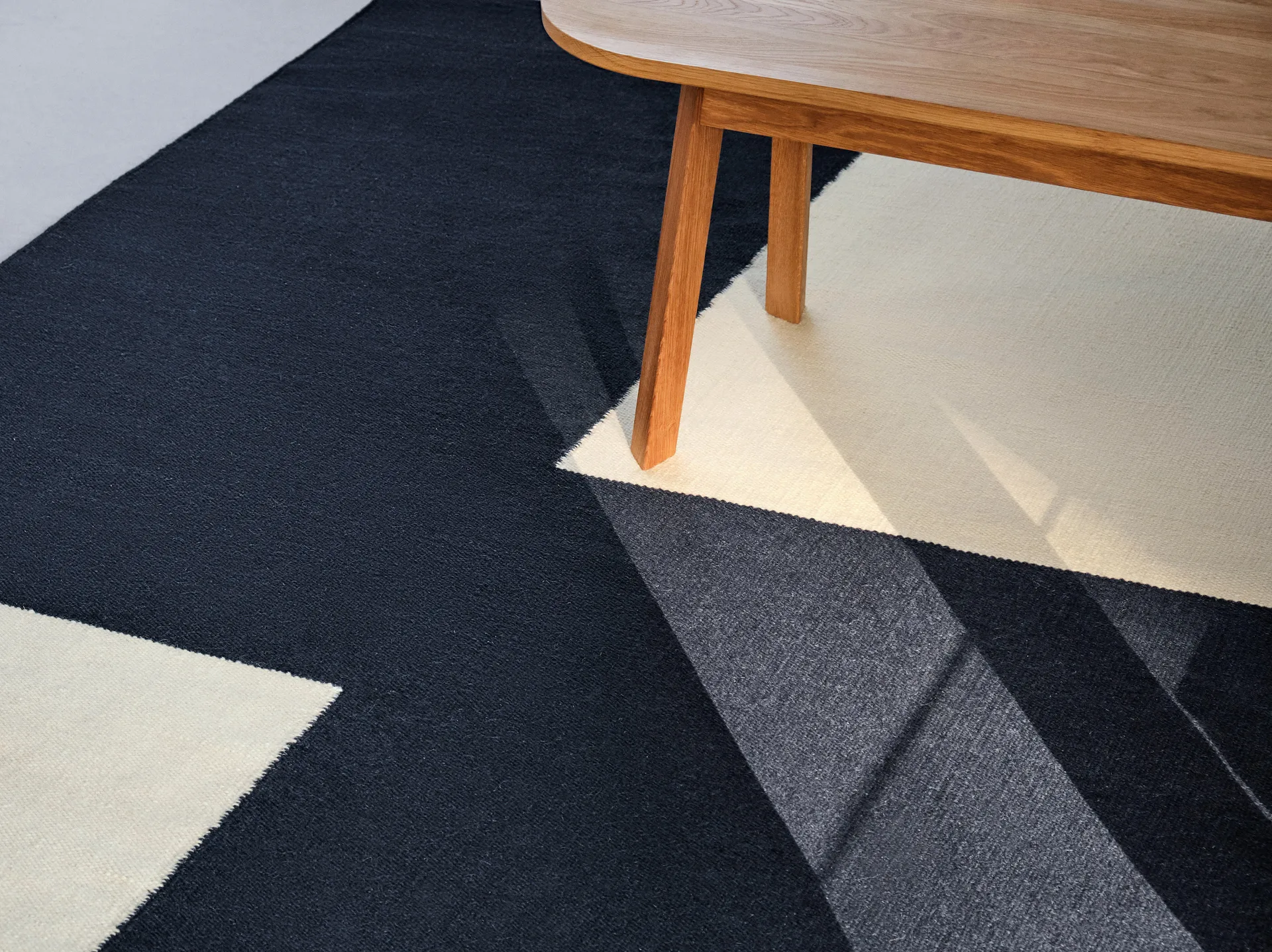 Ethan Cook Flat Works teppe 170 x 240 cm, Blue offset HAY