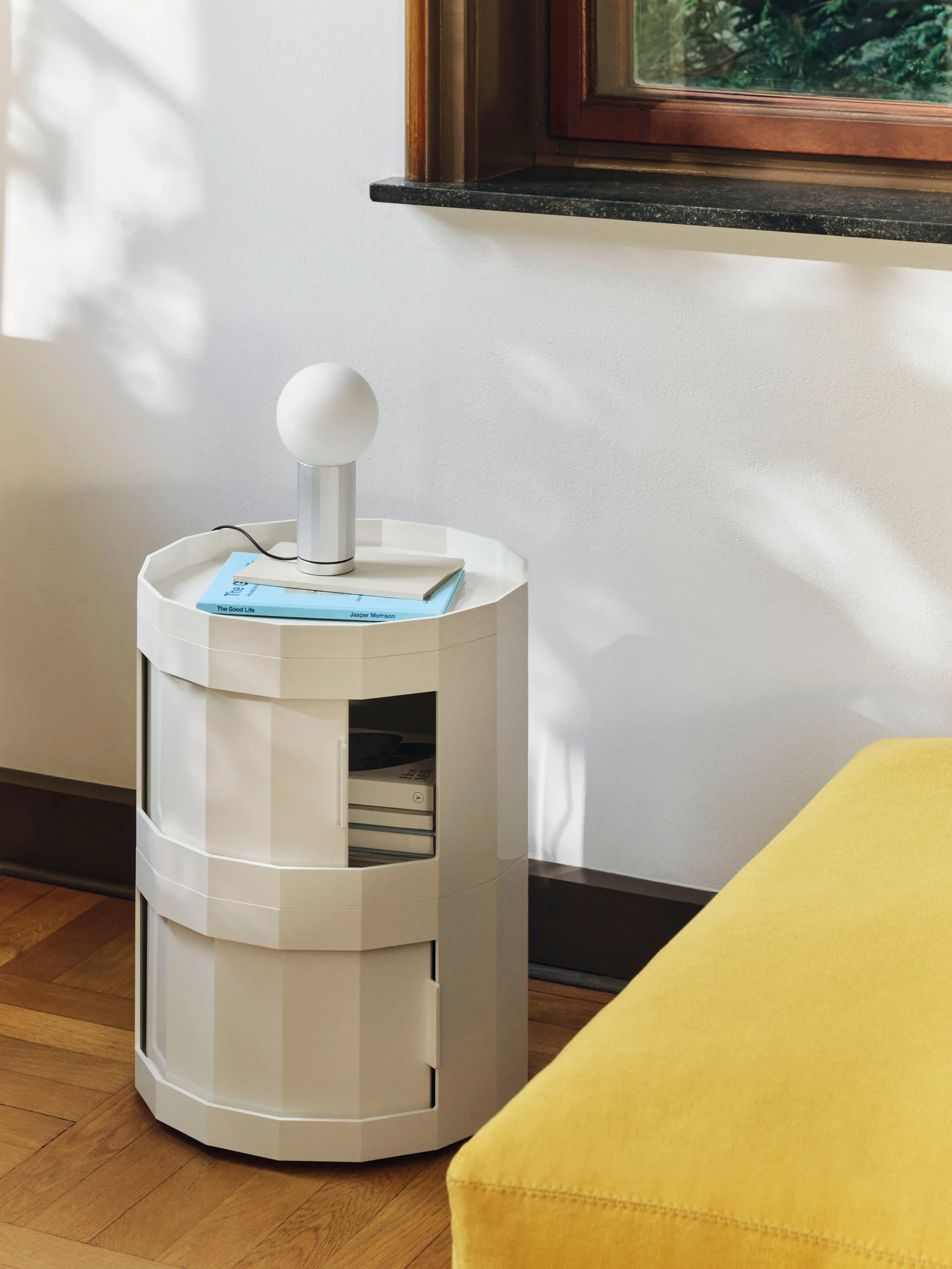 Facet Cabinet 20 sidebord, Eggshell HAY