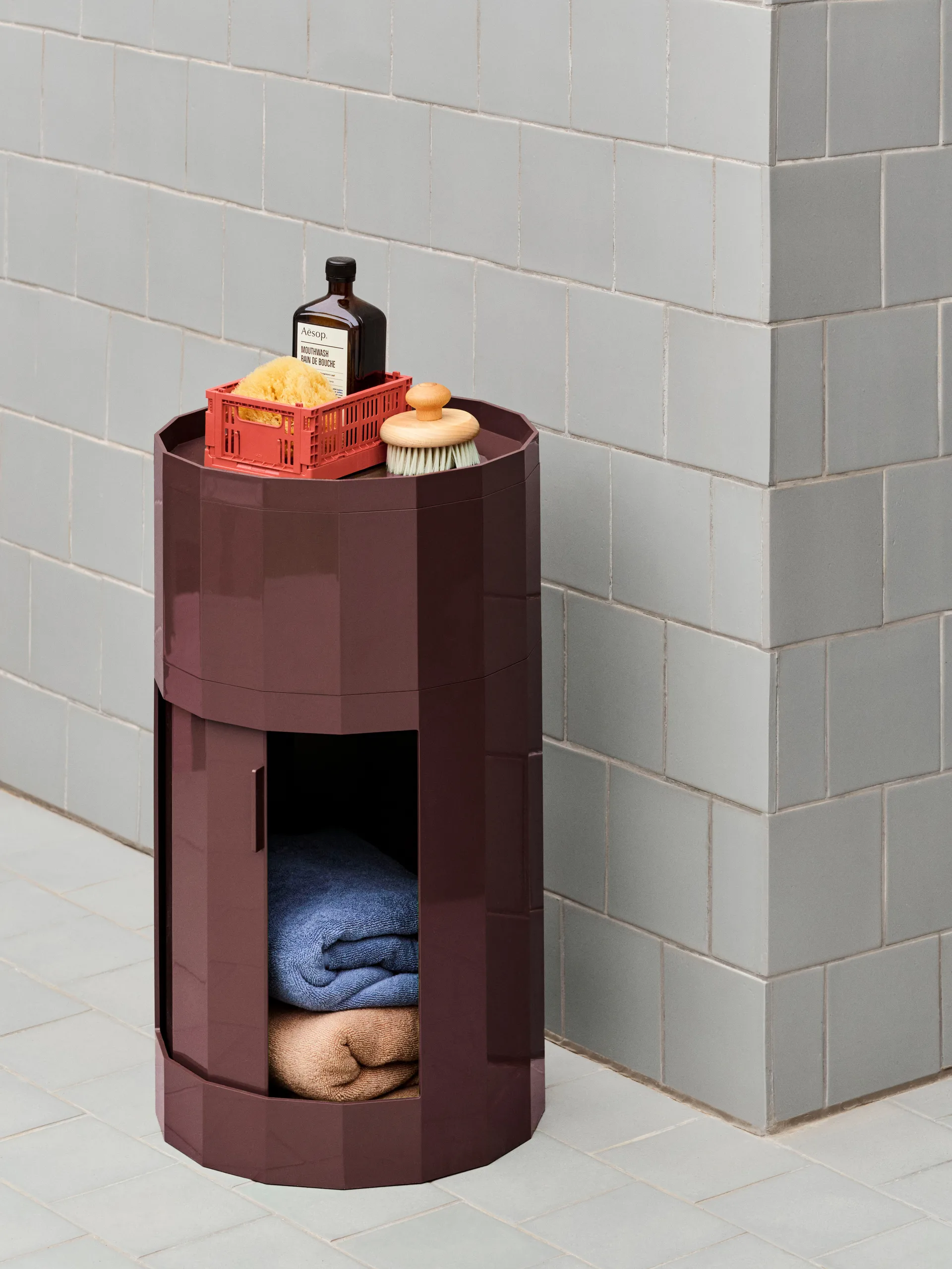 Facet Cabinet high sidebord føtter/hjul 66 cm, Burgundy HAY